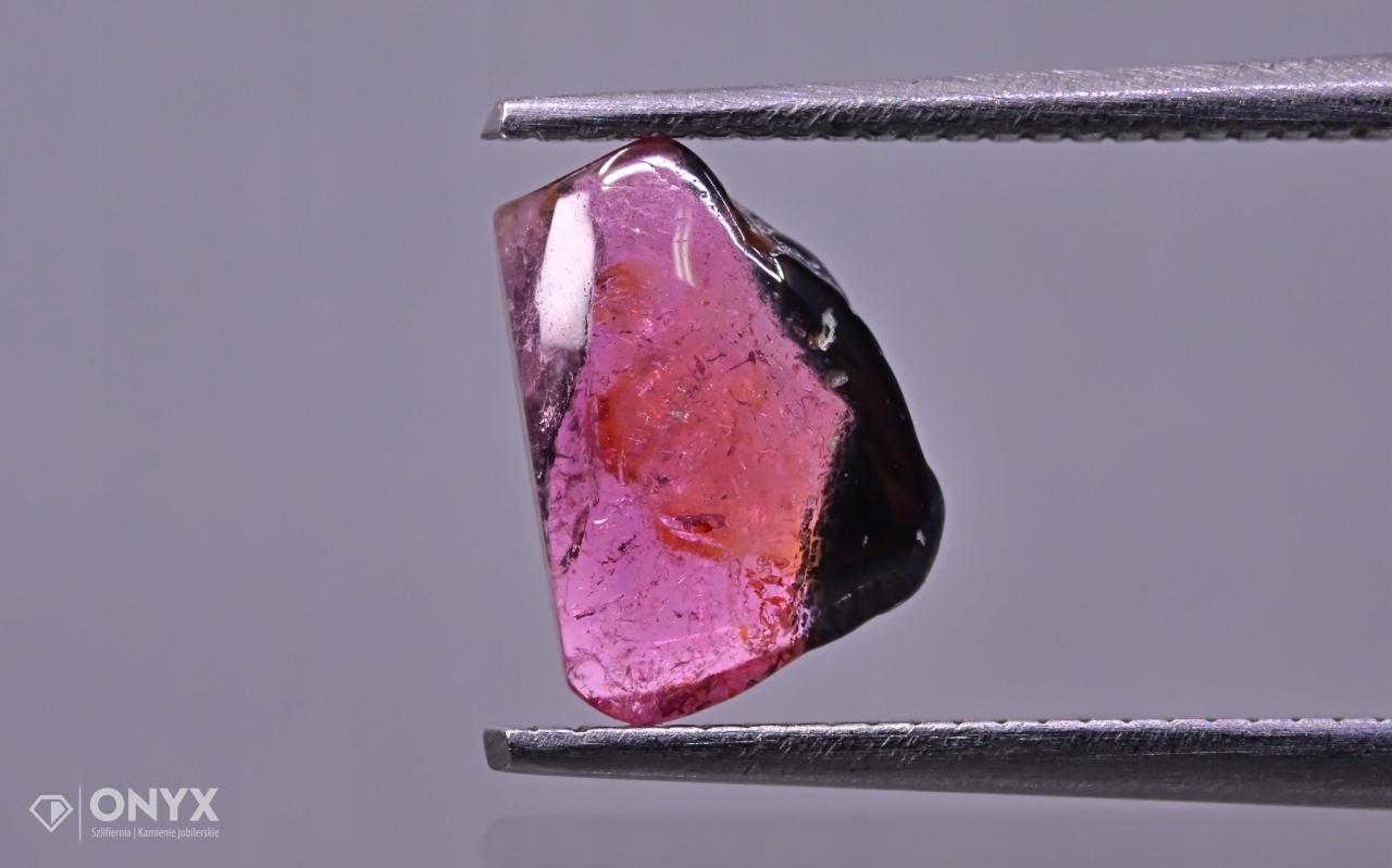 Turmalín konvexní nepravidelná destička 8x5,5 mm