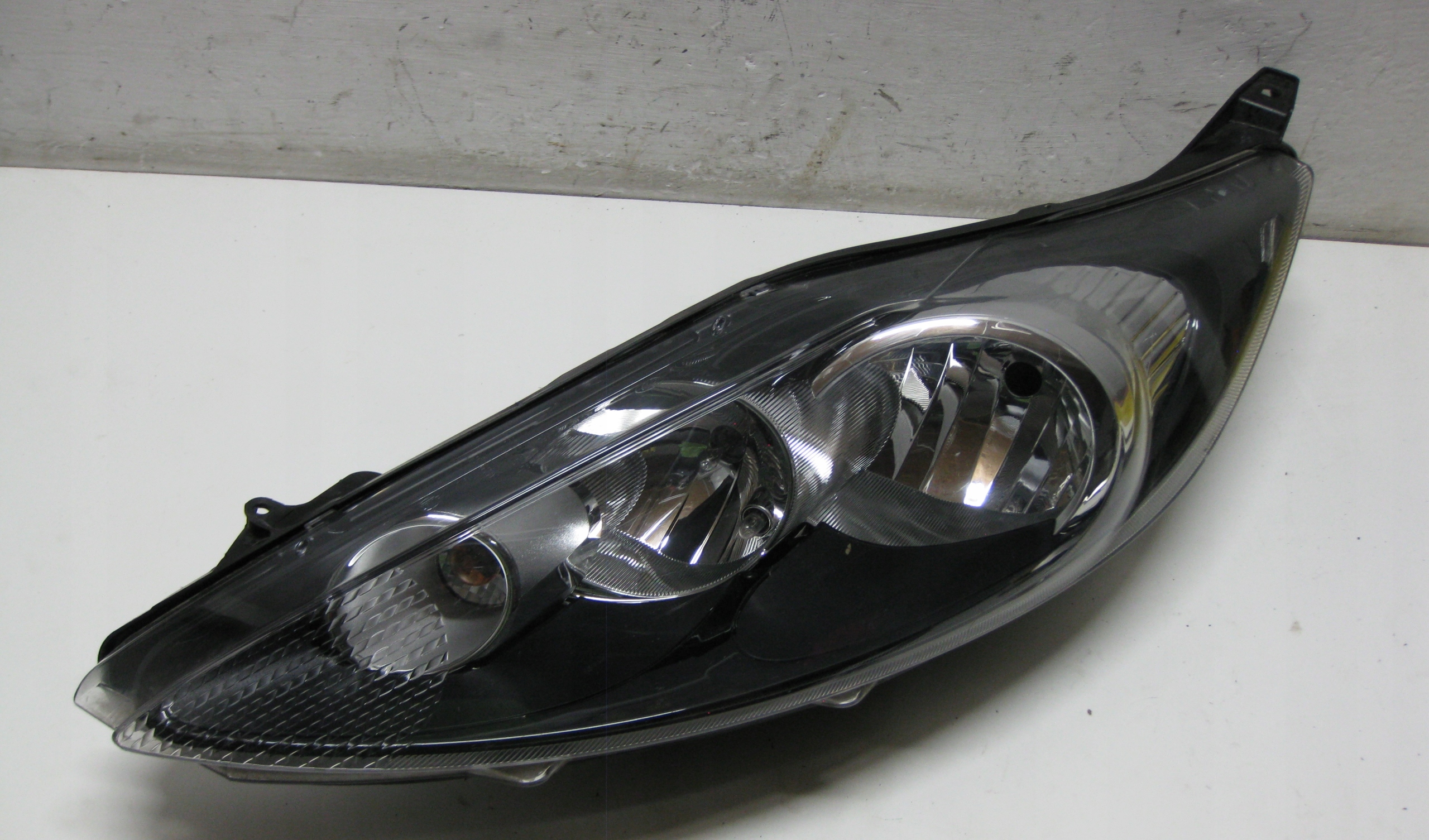 FORD FIESTA MK7 1.25 09R light left front 8A61-13W030-AH EU