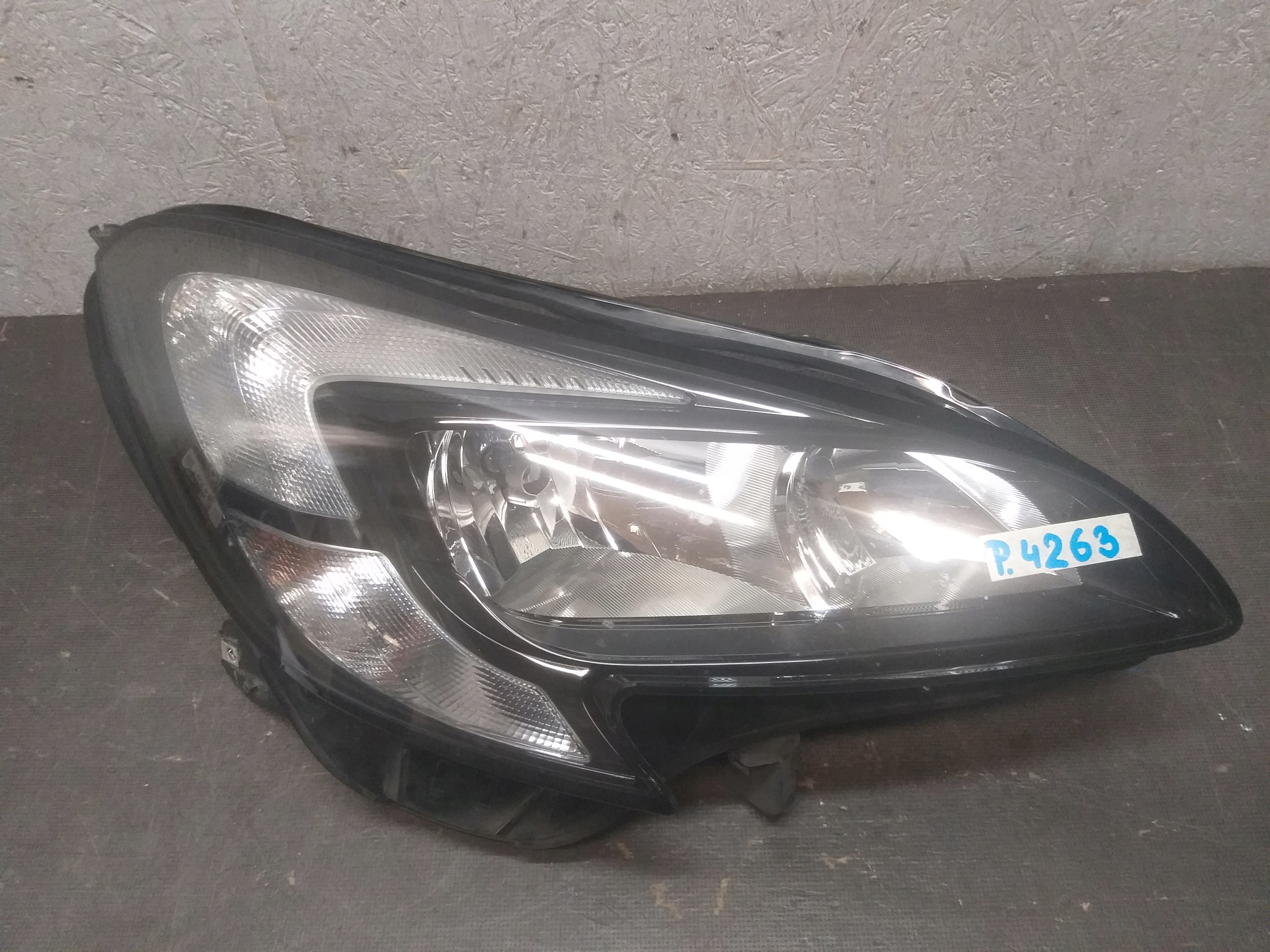 light front right OPEL CORSA E 13381336