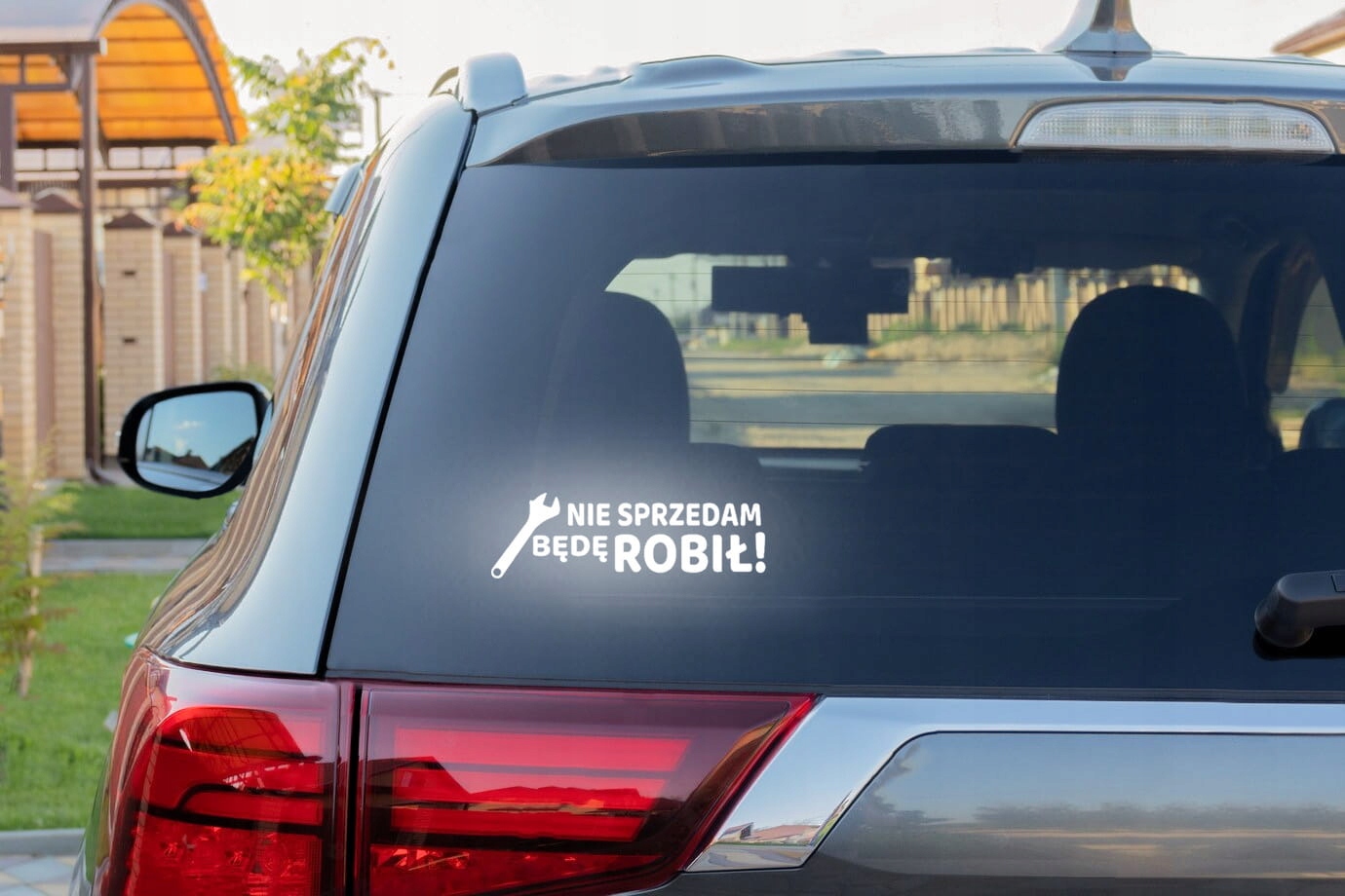 NIE SPRZEDAM BĘDĘ ROBIŁ! - Naklejka na samochód na auto - ODBLASKOWA Producent Inny