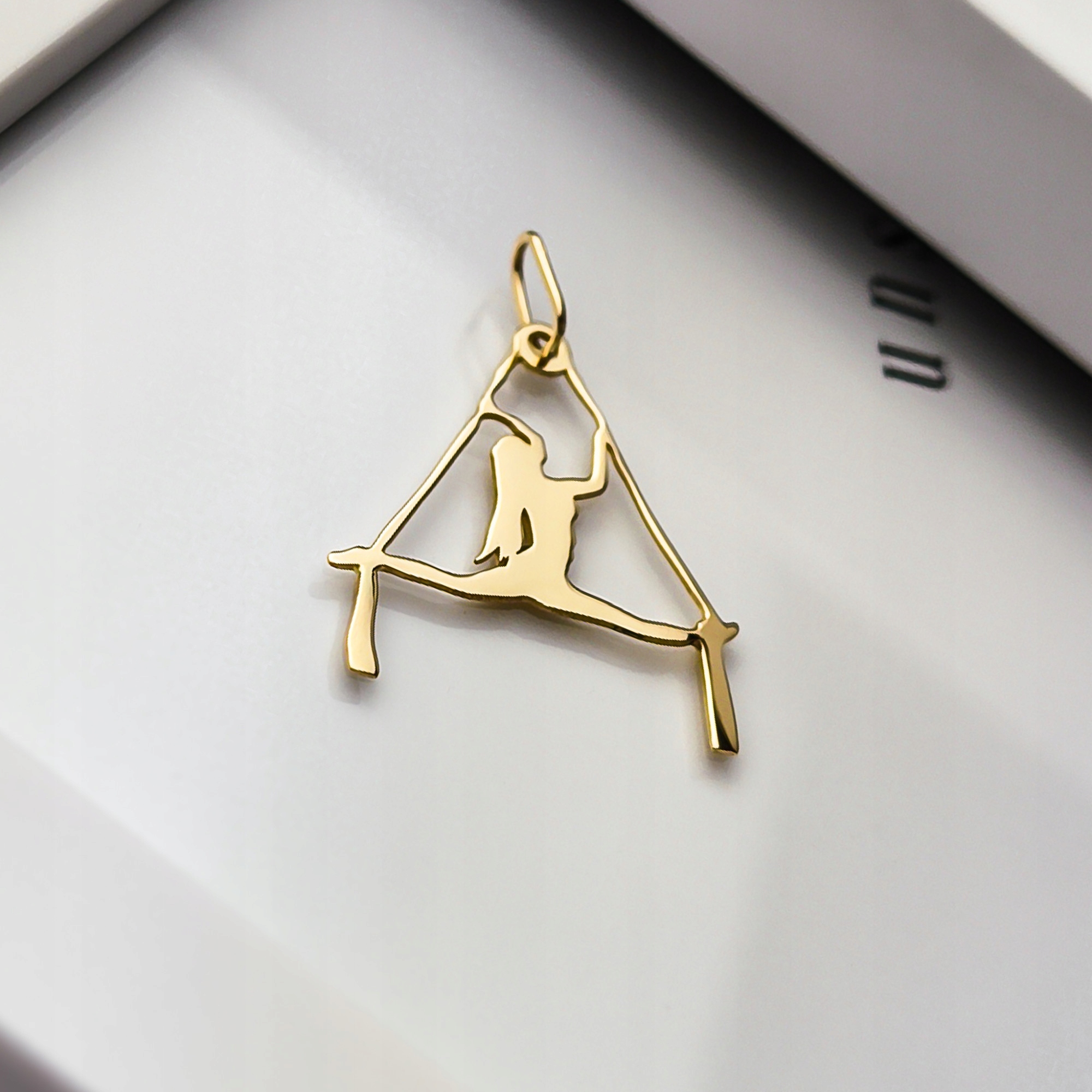 Zlatý přívěsek Gymnastka na šerpu pr.585