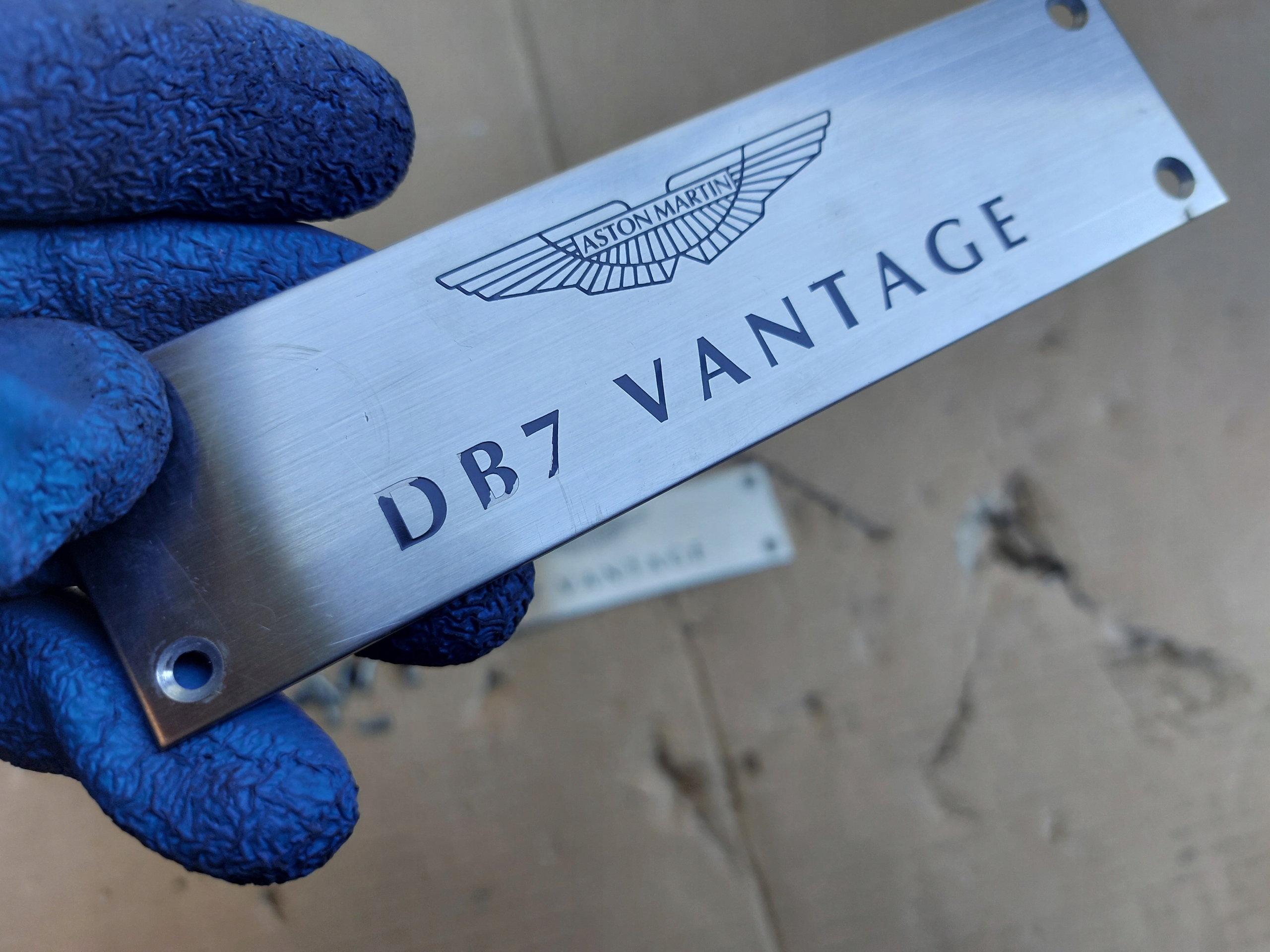 TABLICZKA logo threshold ASTON MARTIN DB7 VANTAGE