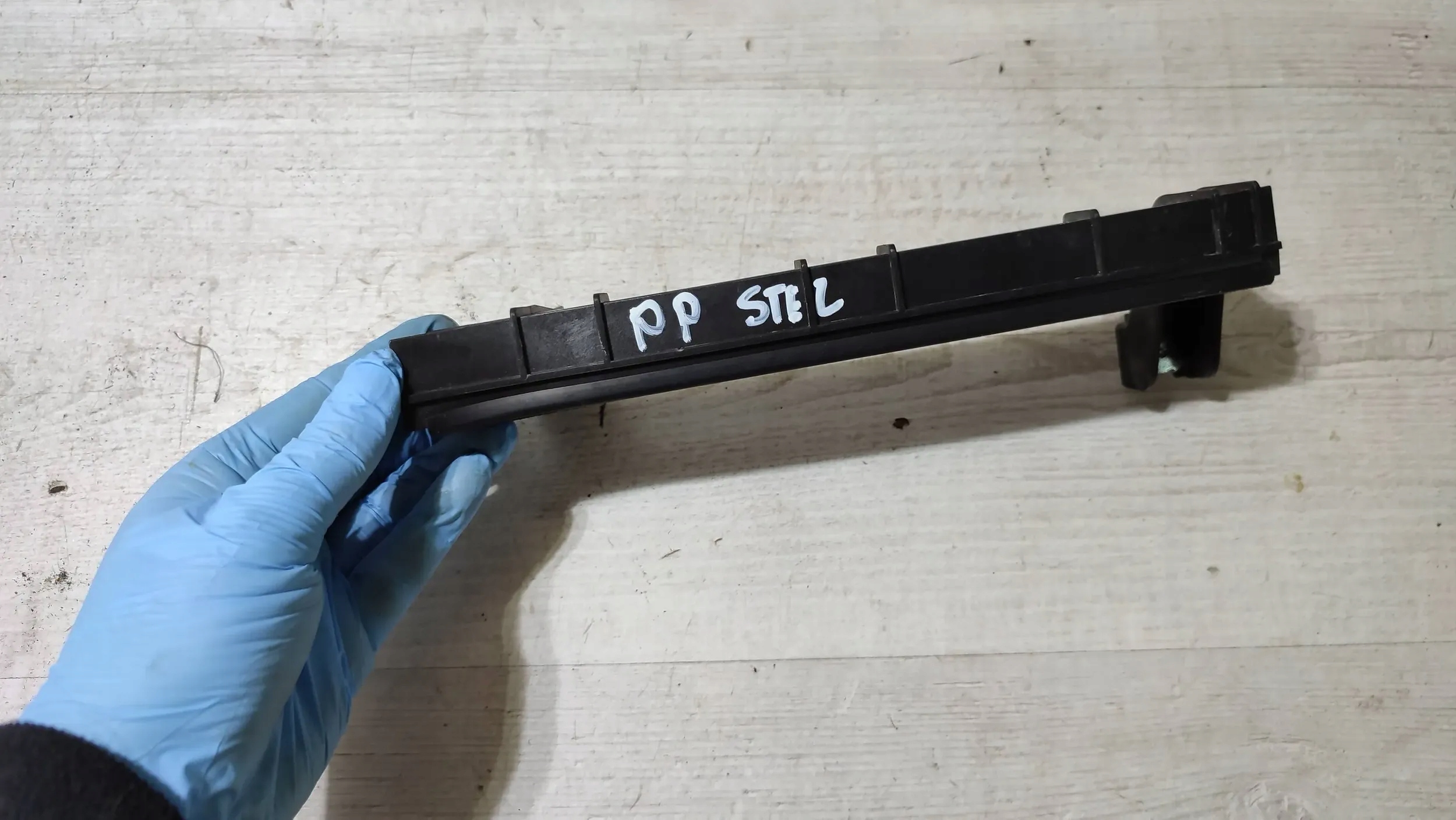 Alfa Romeo Stelvio 2021 prowadnica windows right front