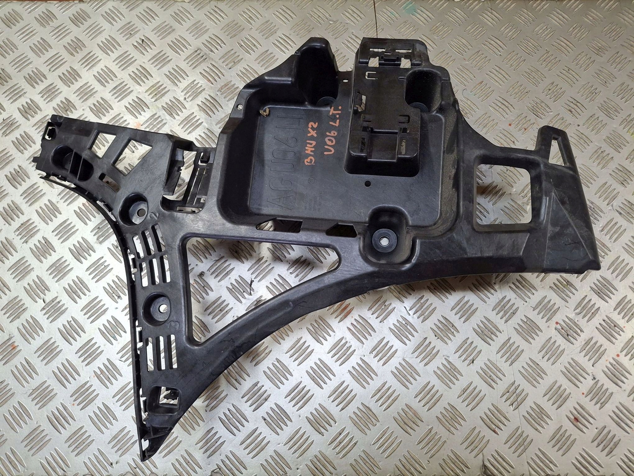 left bumper bracket of the rear BMW 2 U06 2021->