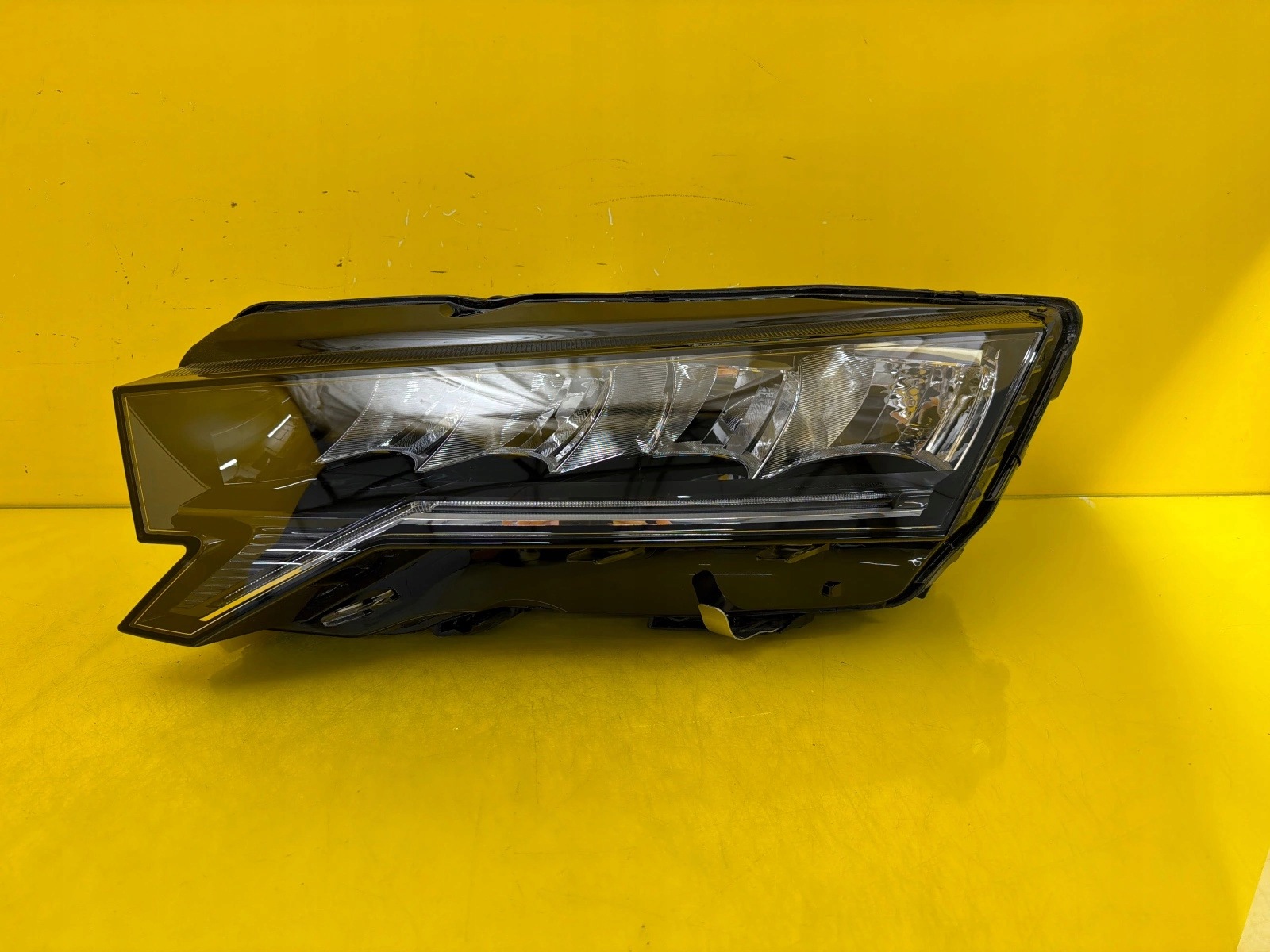 light left Skoda Octavia IV 4 Lift 2024- Led 5E4941009