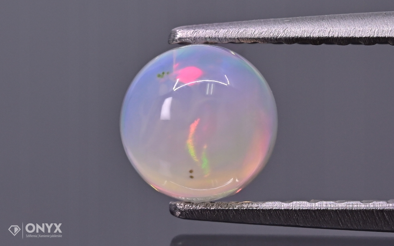 Opál z Etiopie kabošon kulatý fi 5 mm