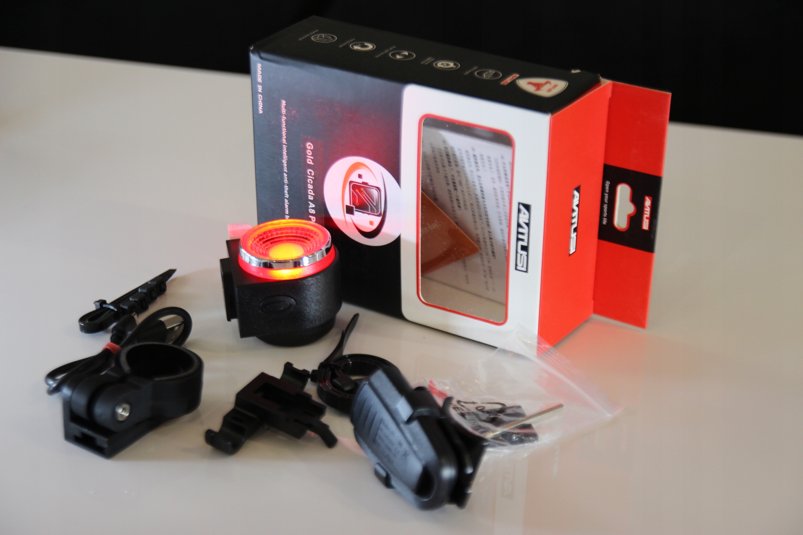 LAMPKA ROWEROWA ŚWIATŁO STOP ALARM ROWERU MOCNE ŚWIATŁO CZUJNIK RUCHU PILOT Zasilanie USB