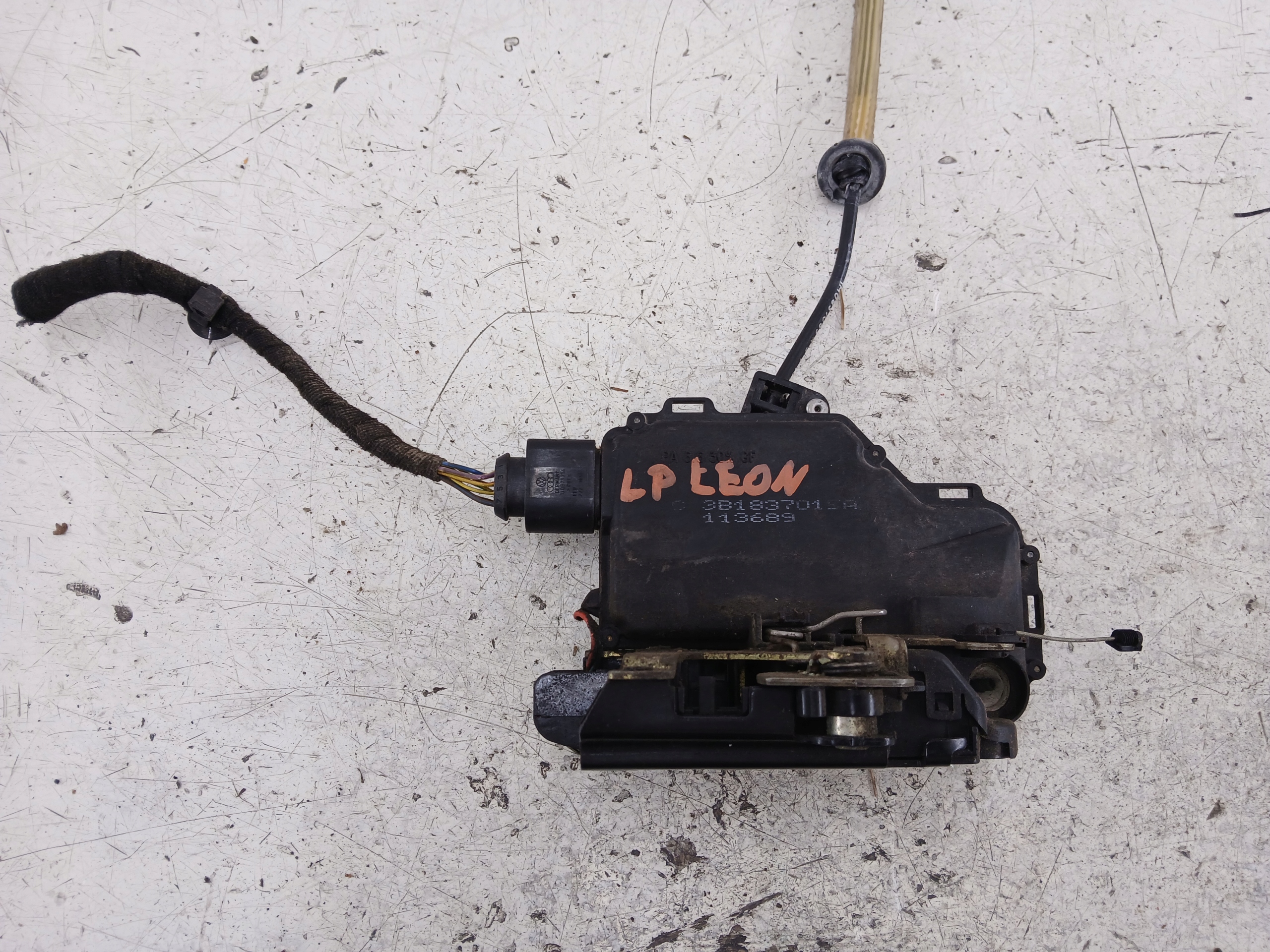 VW PASSAT B5 SKODA OCTAVIA and LEON and lock door left front 3B1837015A