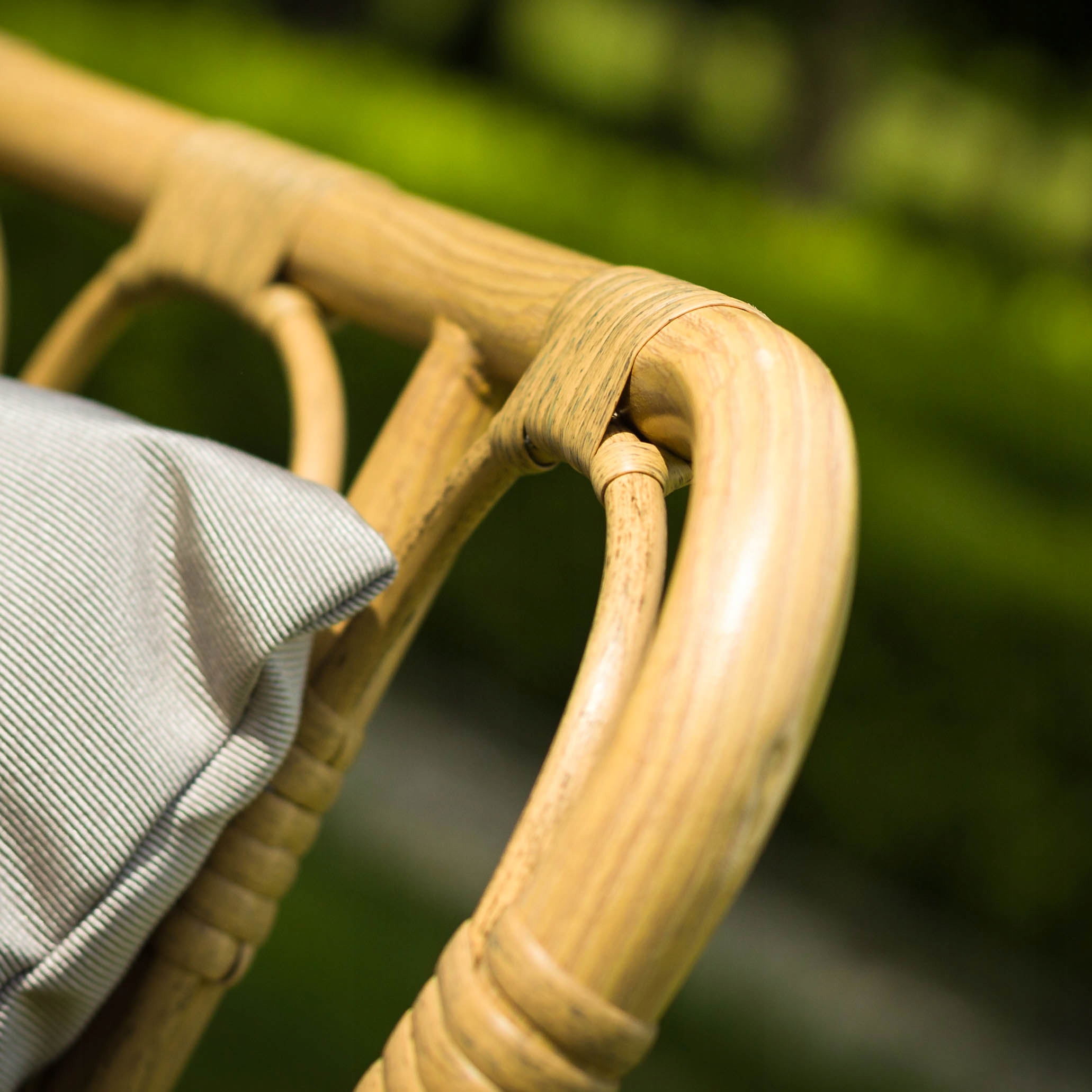 Polyratanový nábytkový set záhradná terasa kreslo sedačka Dominantným materiálom je polyratan