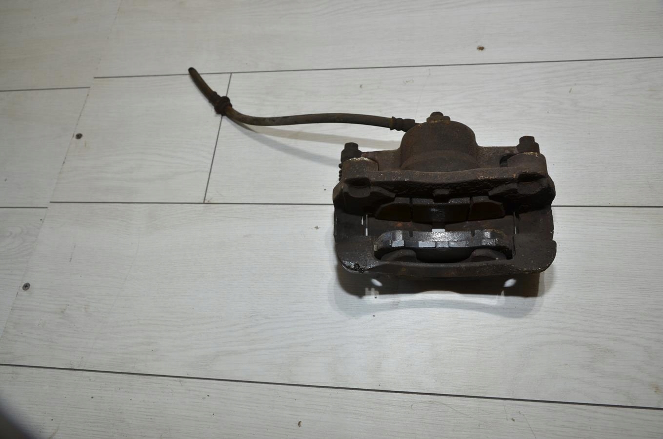 caliper left front Nissan X-Trail t31