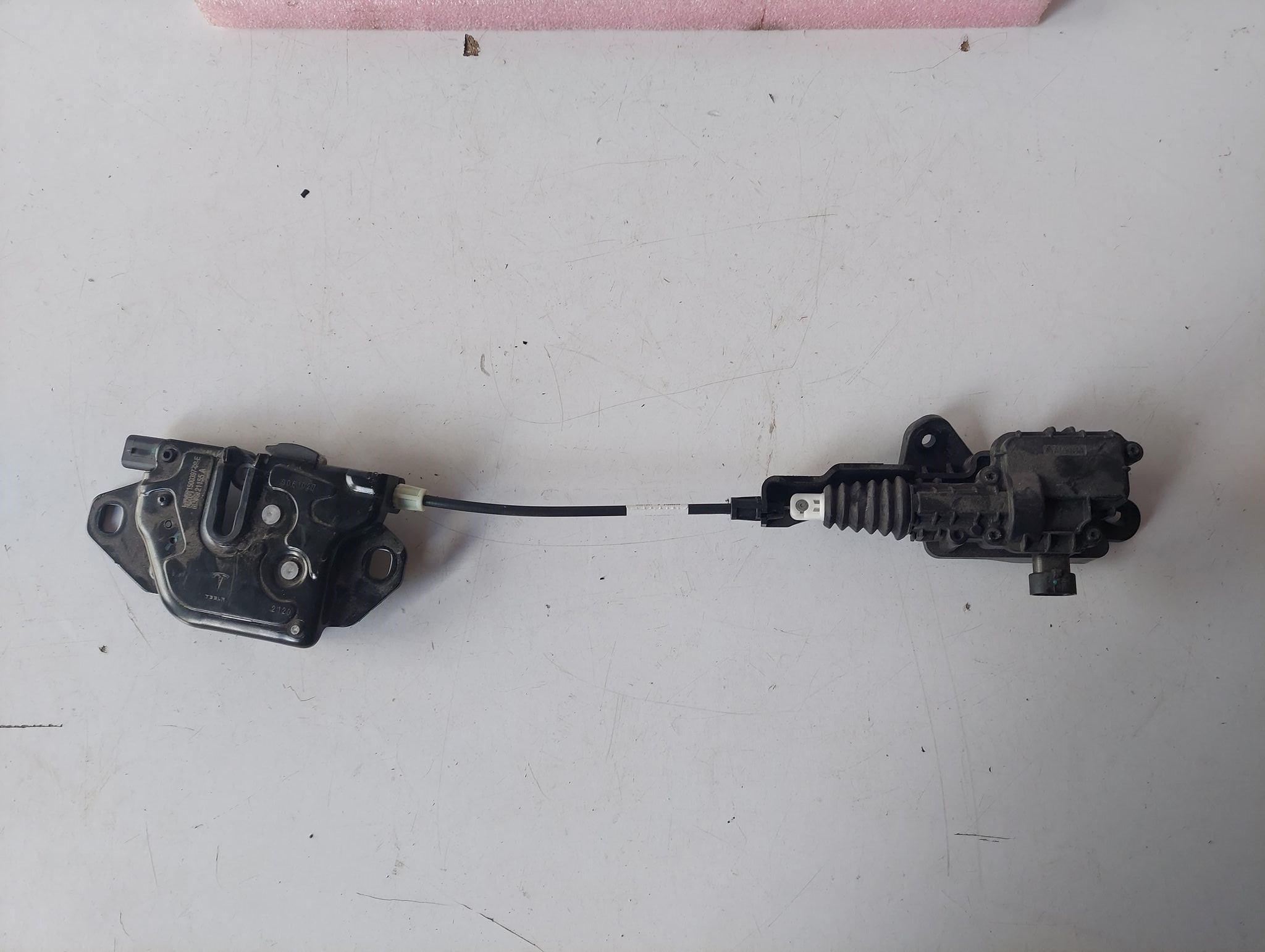 1500397-00-E 1643071-00-A - TESLA MODEL Y ЗАМОК ДВИГАТЕЛЯ КАПОТА СПЕРЕДИ