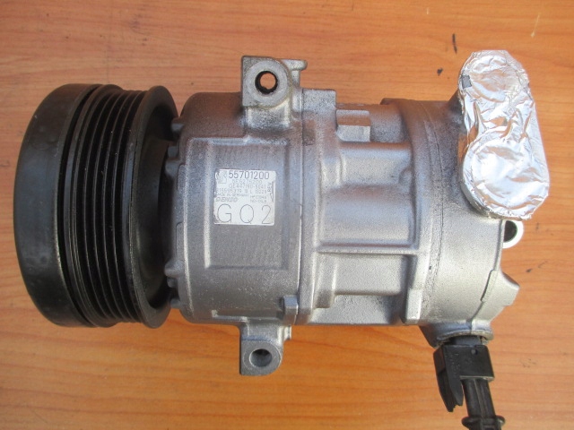 OPEL CORSA D E 1.0 1.2 1.4 KOMPRESOR SPRĘŻARKA 55701200 GQ2 uszkodzona Producent części Denso
