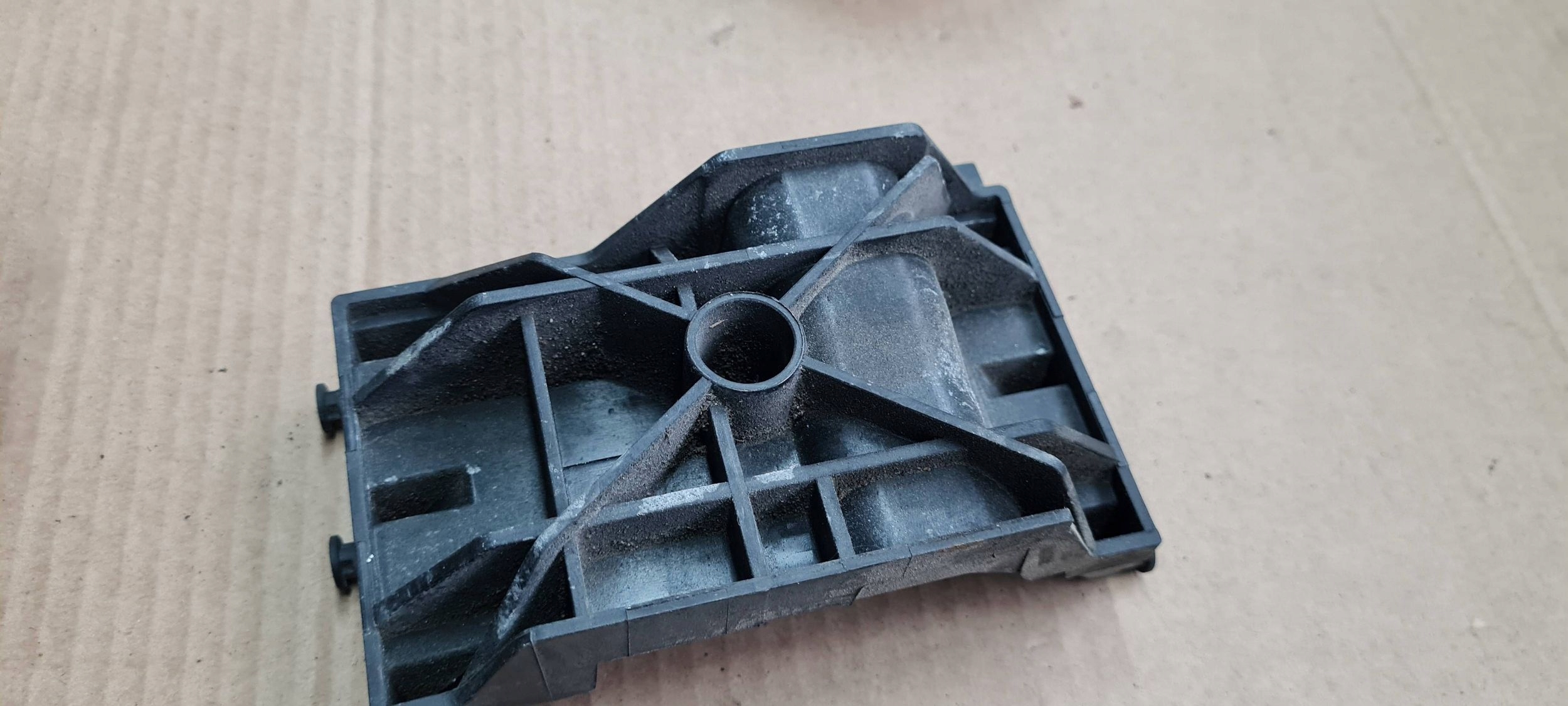 A4 B9 8W bracket holder ZALUZJI front 2.0 TDI 8W0807663