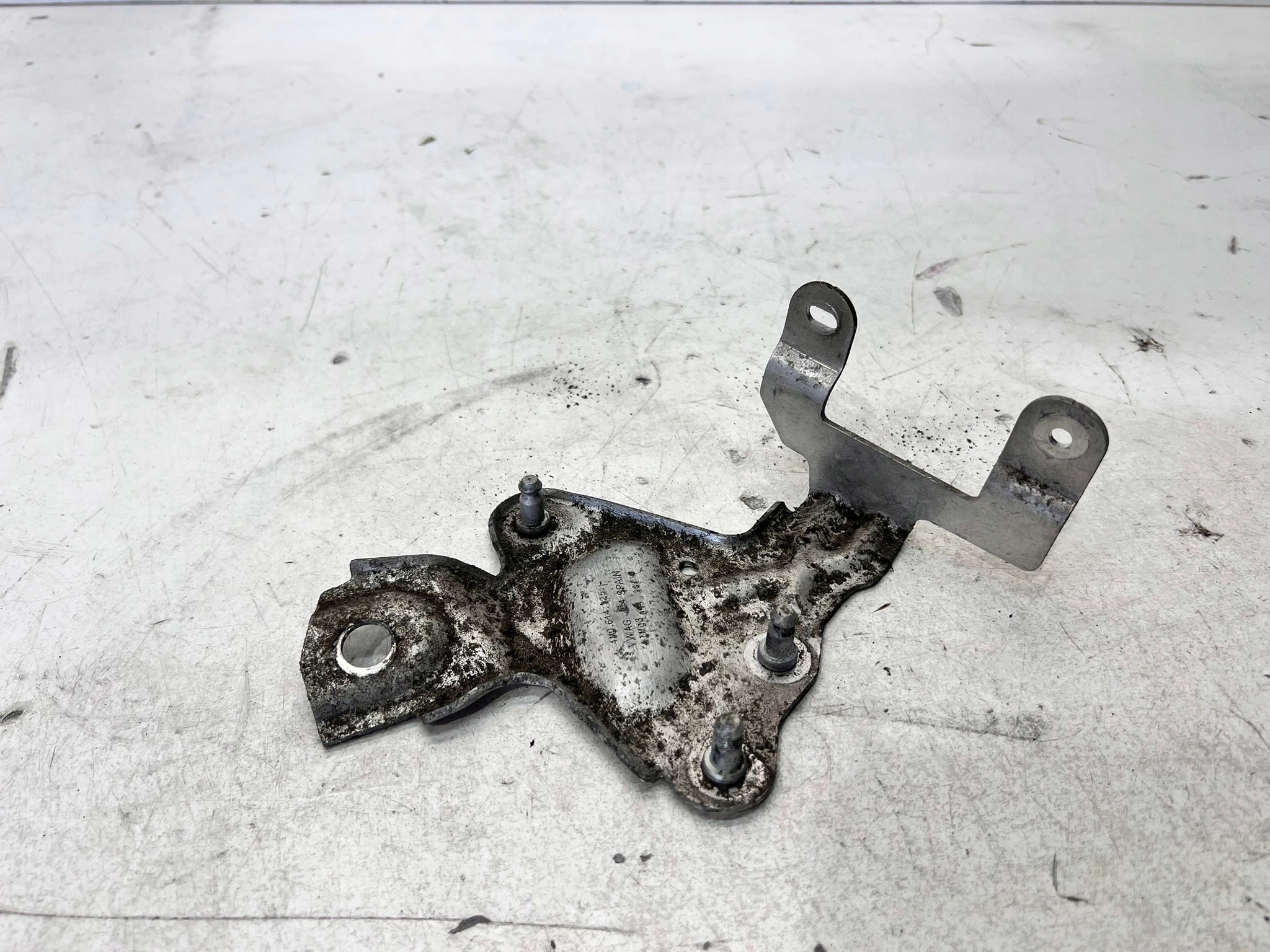 držač držač drška POMPY ABS ESP AUDI Q7 4M 4M0614125F