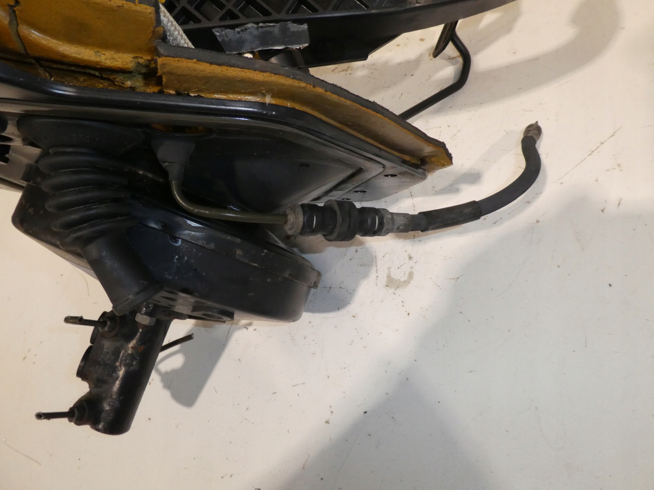 SERVO PUMPA KOČNICE PEDALE VW T4 701612101