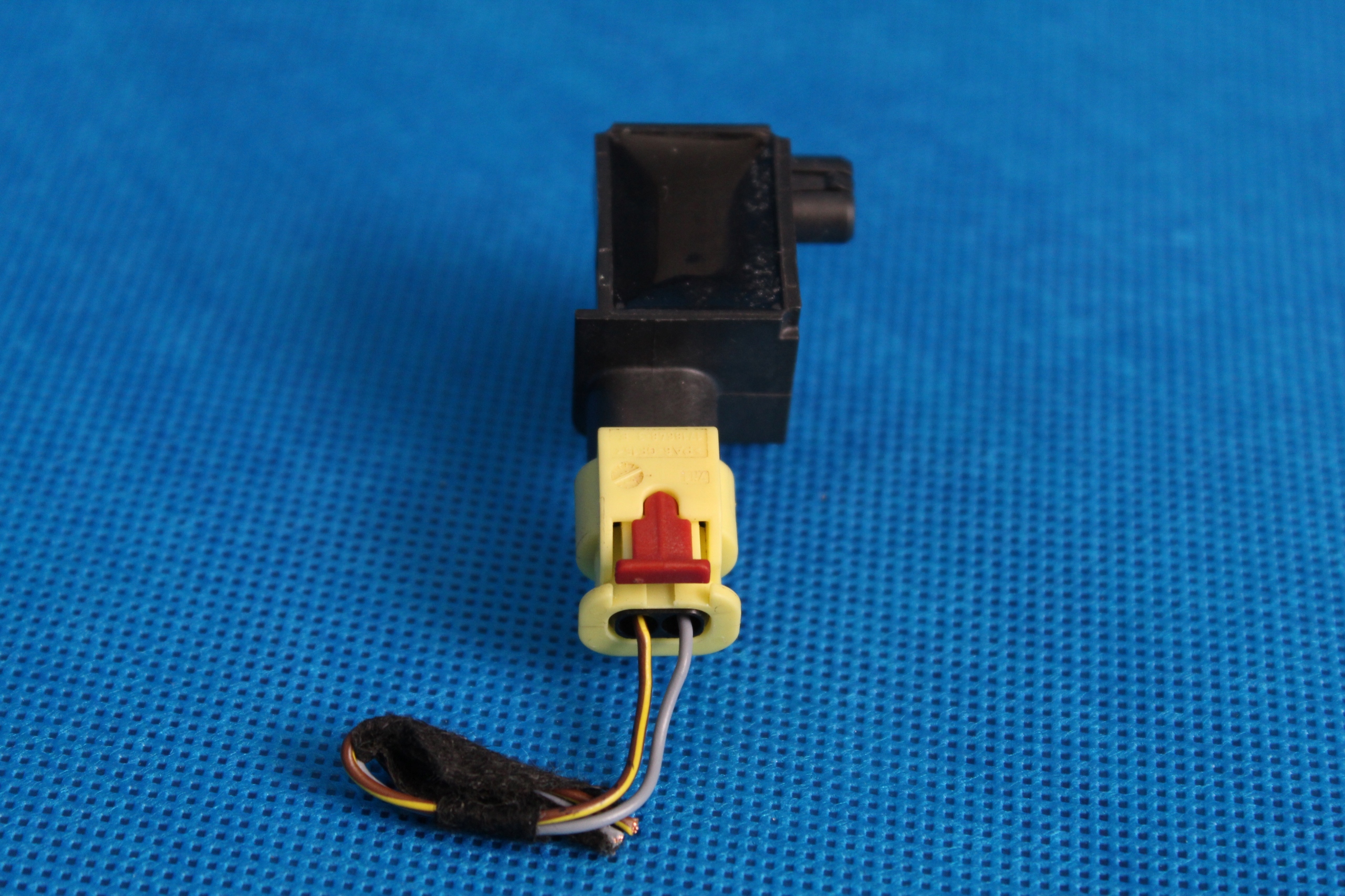 5Q0959352A - AUDI TT 8S ДАТЧИК ПРИСКОРЕННЯ 17R