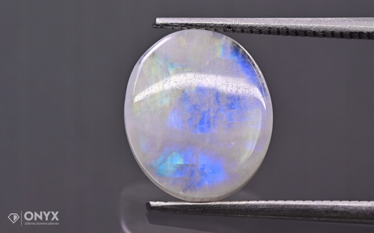 Měsíční kámen mělký ovál 11,5x10 mm