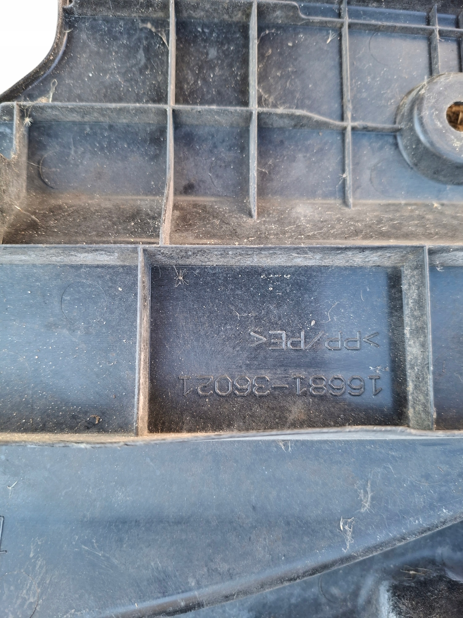 kryt horn stěny předního TOYOTA RAV4 16681-36021