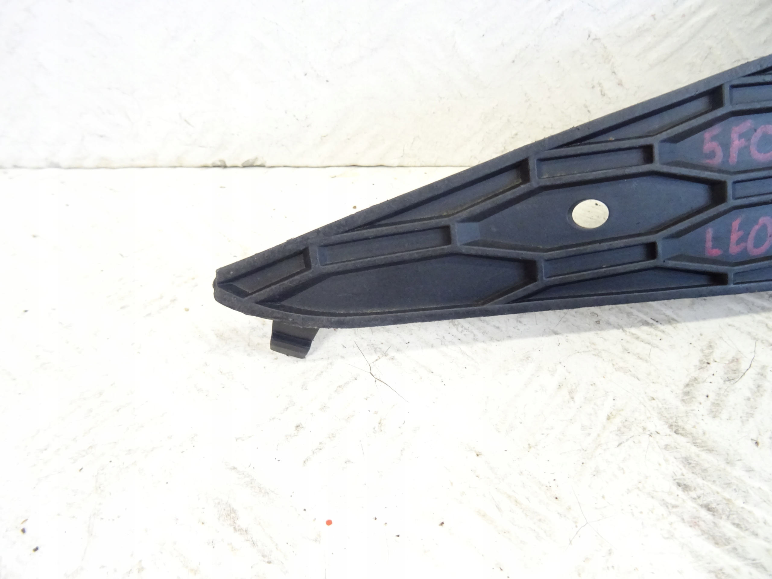 grid of a bumper front front left SEAT LEON III 5F0853665B