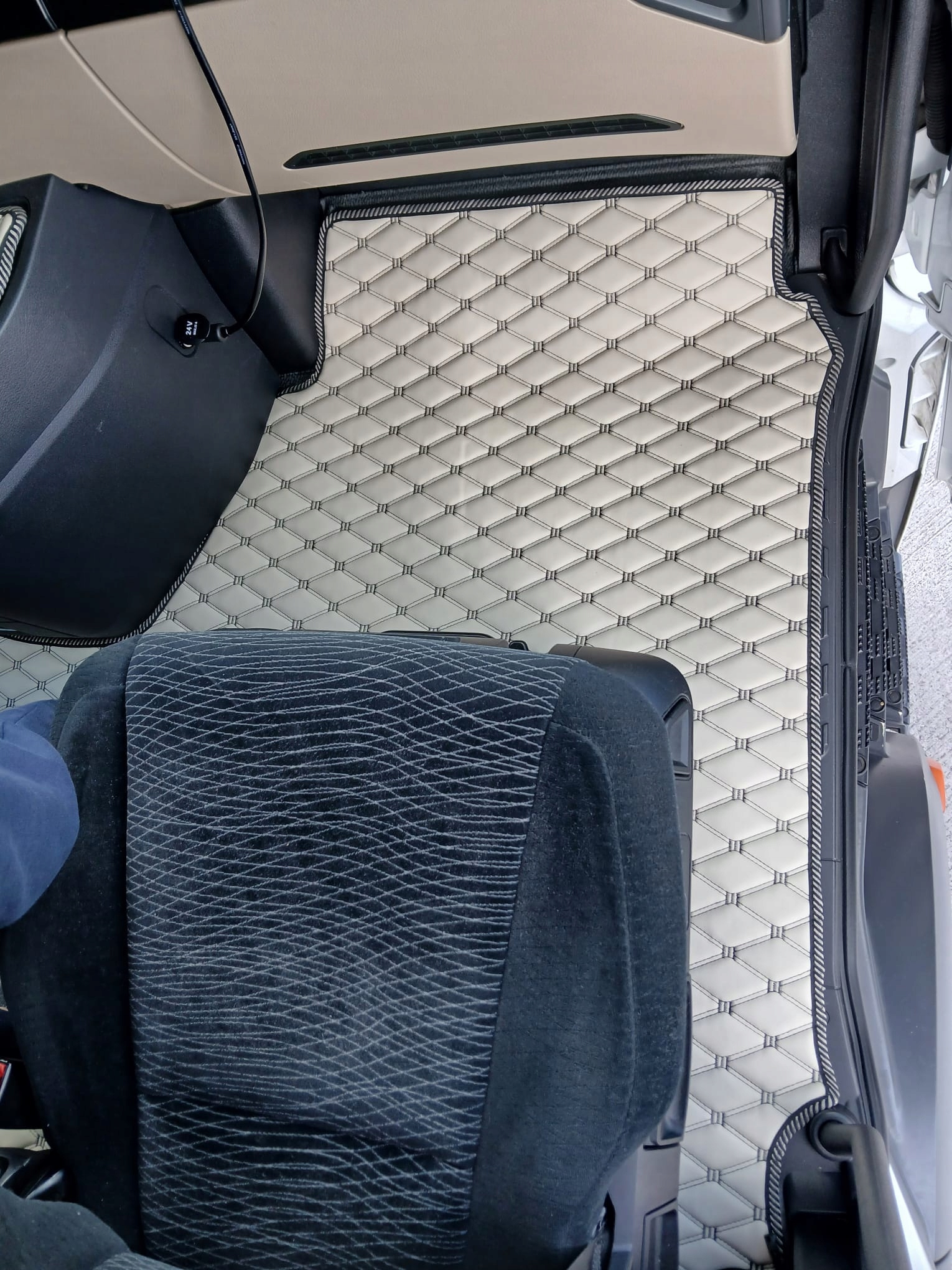 Dywany Dywaniki pikowane MERCEDES ACTROS MP 4 MP 5 Salonka ProCab Solostar Liczba elementów 3