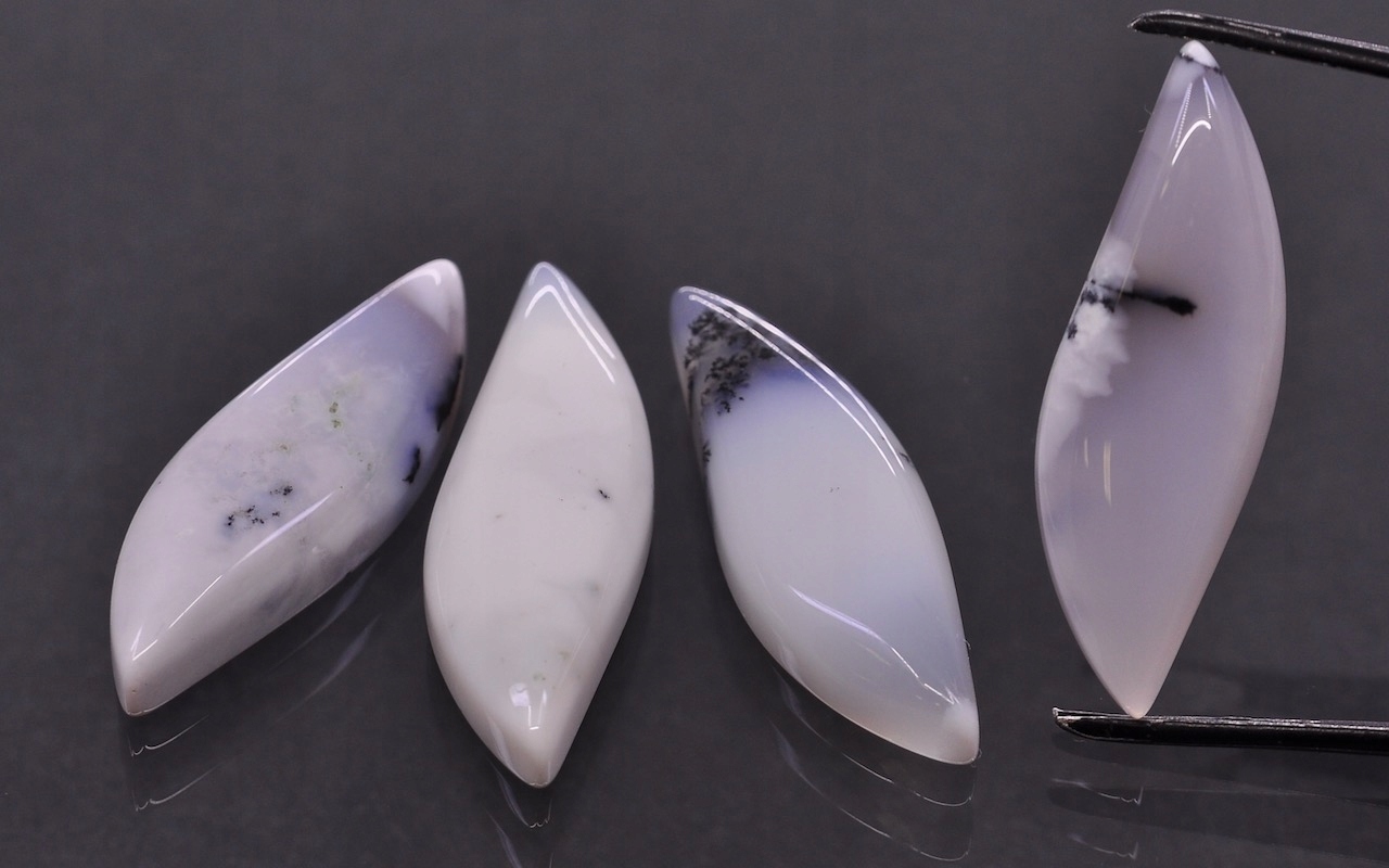 Dendritový achát kabošon nepravidelný 32x11 mm