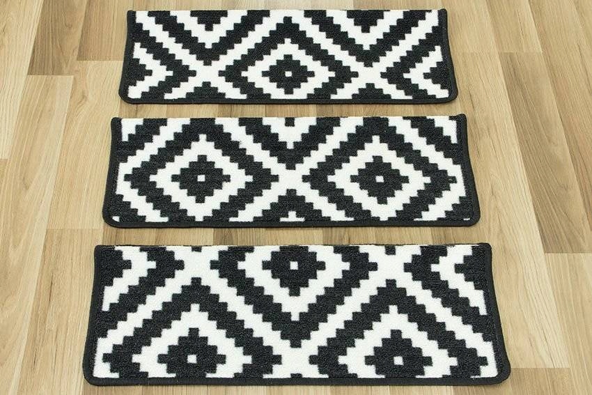 PODGUMOWANE NAKŁADKI TREPY NA SCHODY DREWNIANE ROMBY CZARNE 67x24+3cm Materiał tkanina