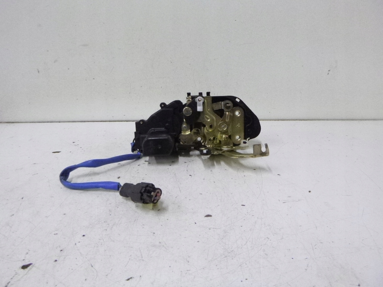 lock door front right Kia Carnival 2000r.