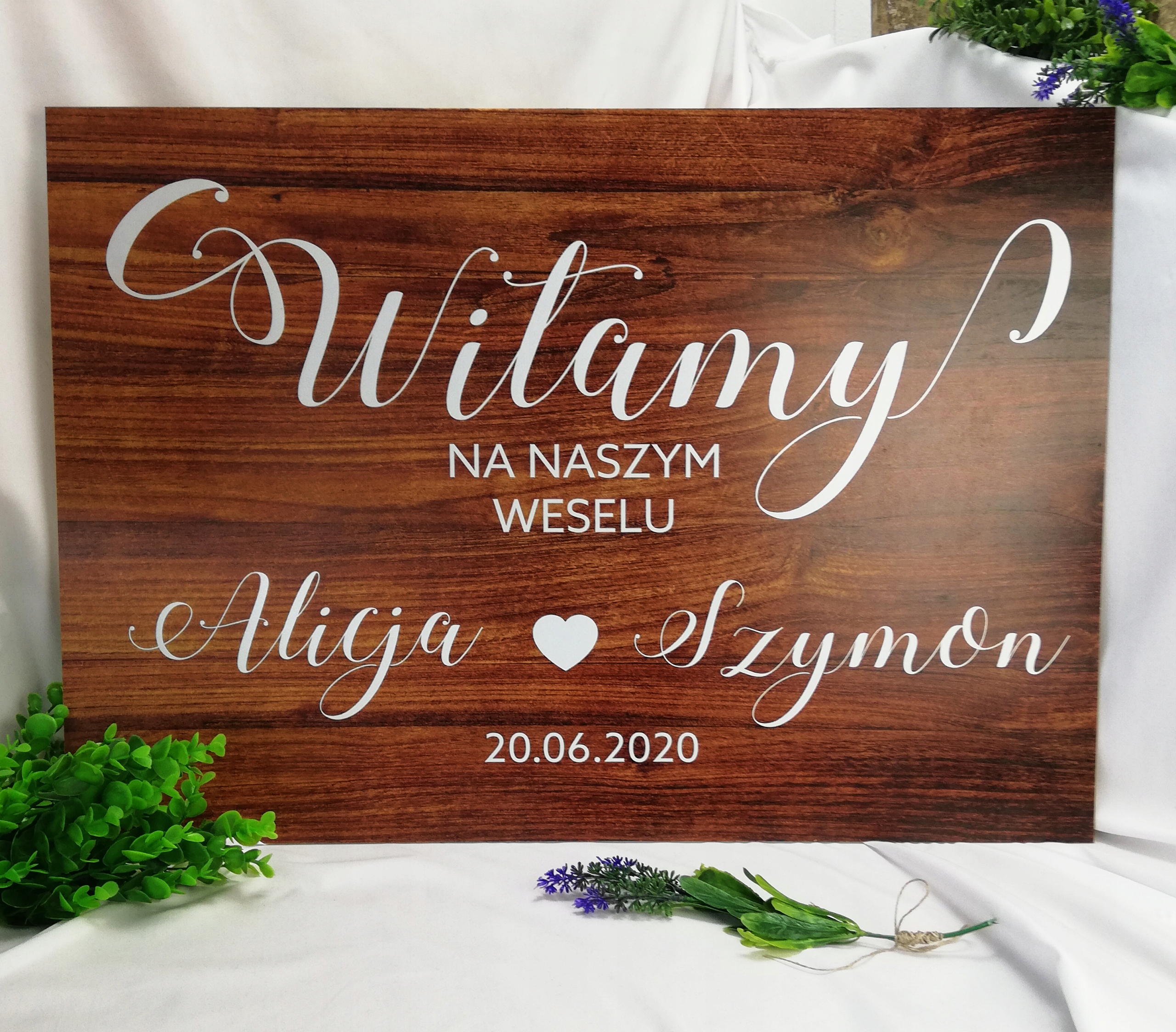 DREWNIANA RUSTYKALNA TABLICA POWITALNA 50x70 Z CYTATEM WESELE ŚLUB Szerokość produktu 50 cm