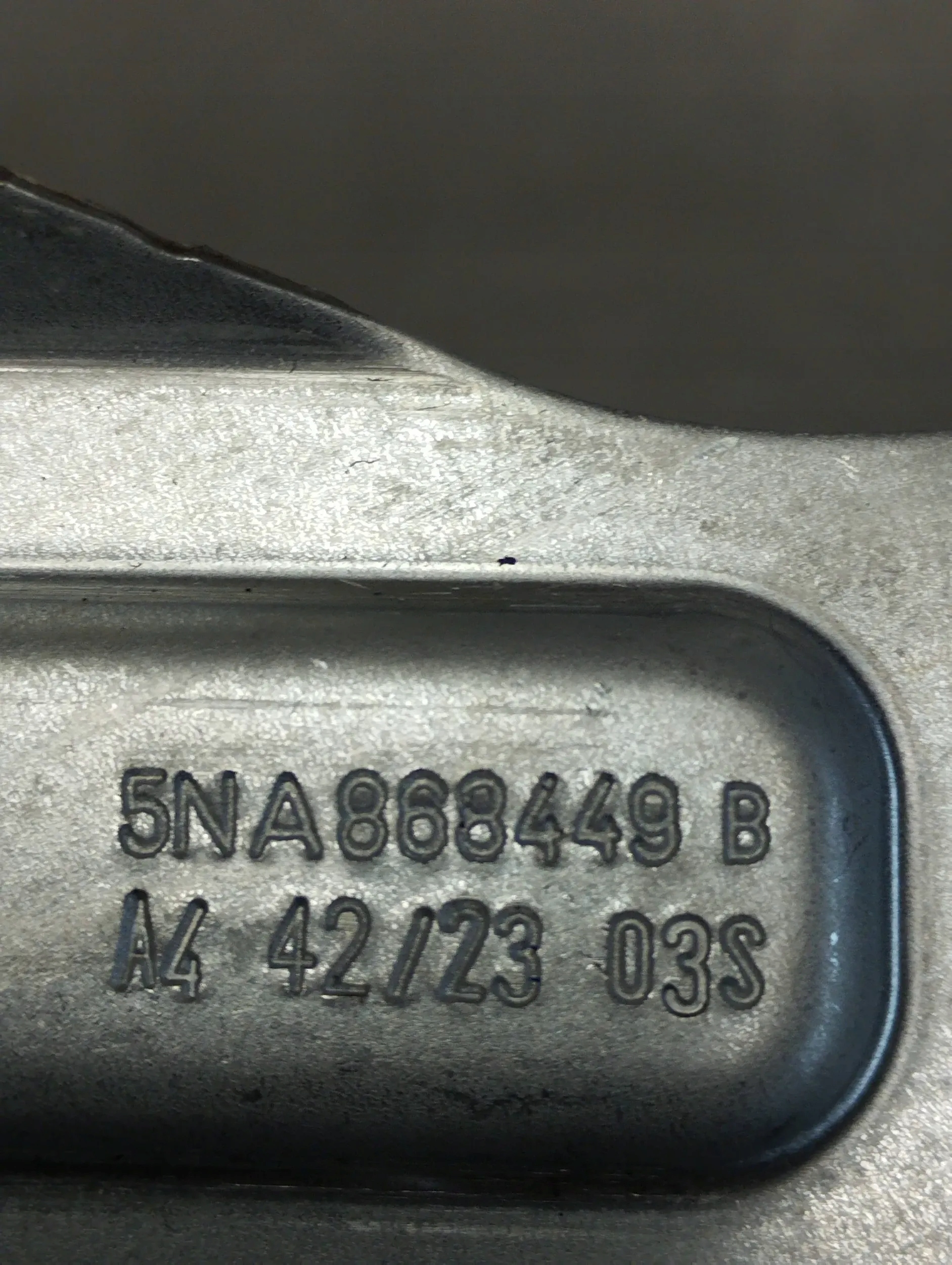 VW Tiguan II RYGIEL KANAPY 5NA868449B