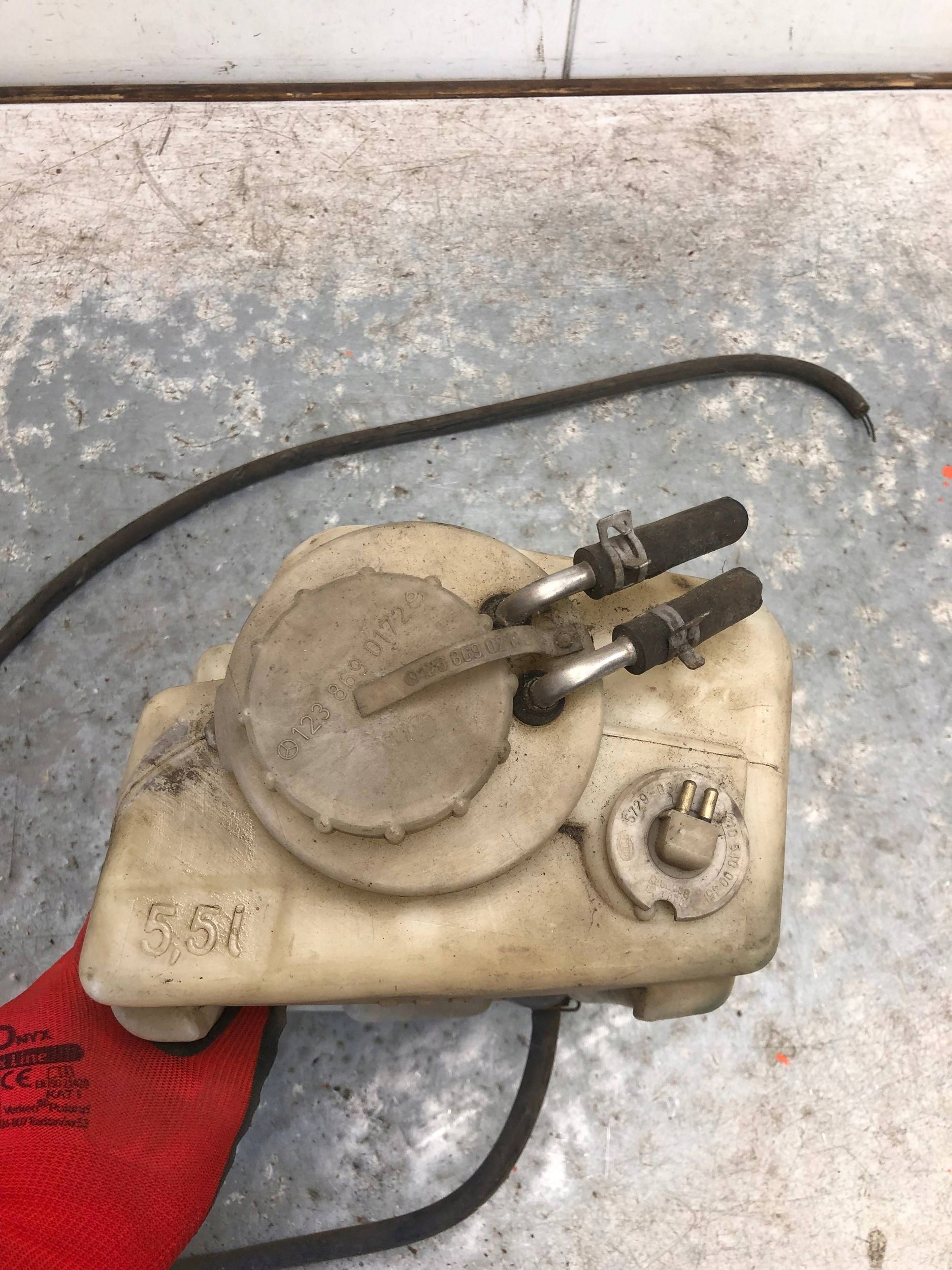 washer fluid tank MERCEDES W210 2108691020