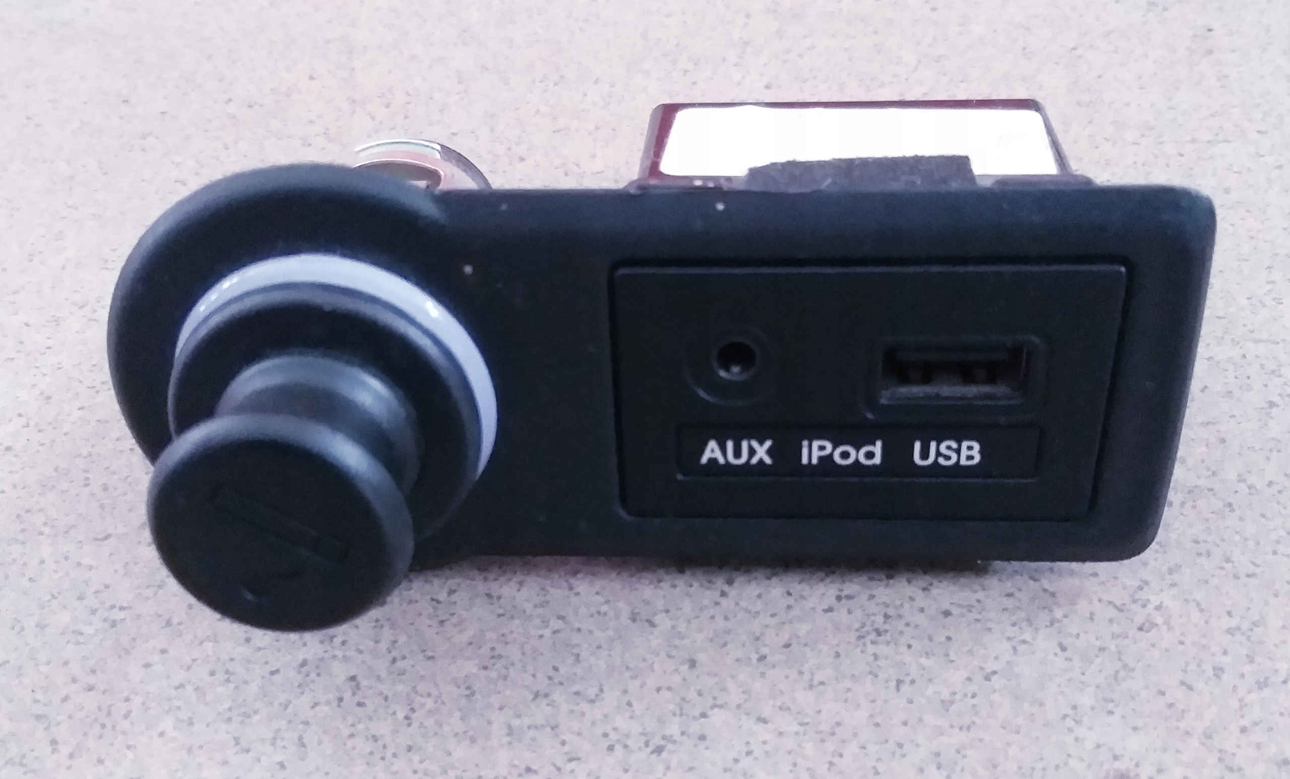 Гнездо / Разъем USB iPod AUX Hyundai Ix20