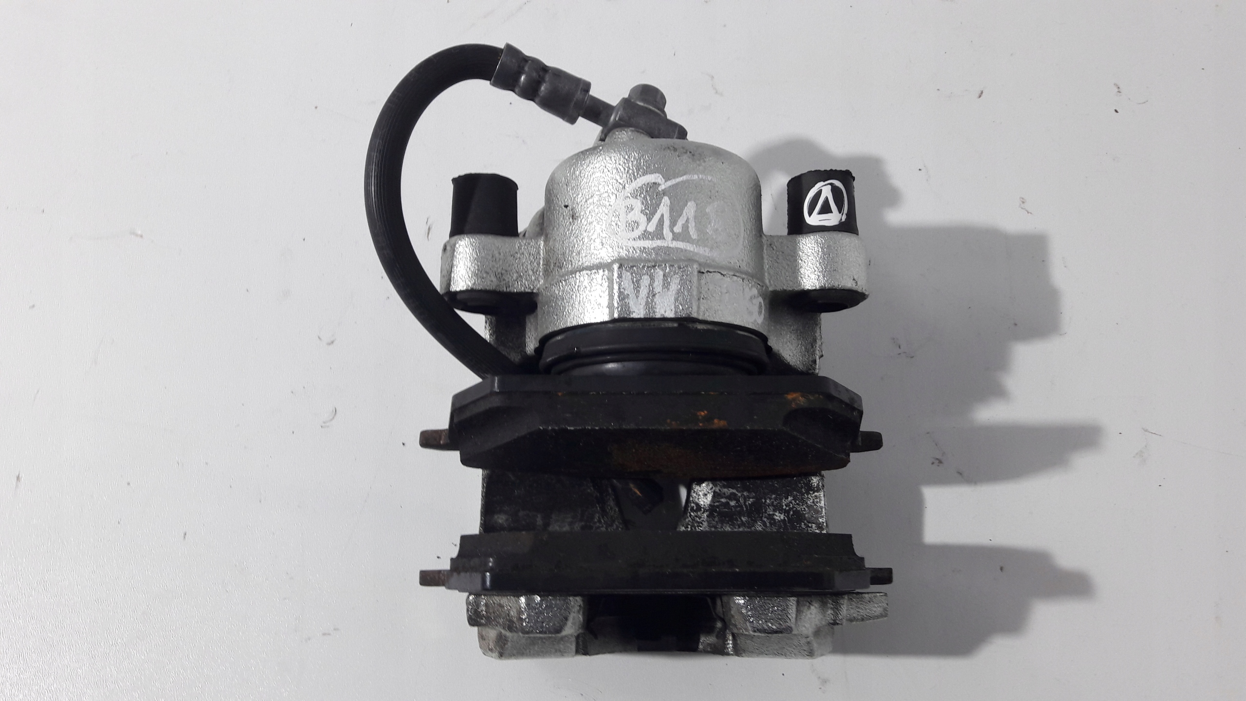 VW TAIGO třmen brzdový levý předek 2Q0615105AJ