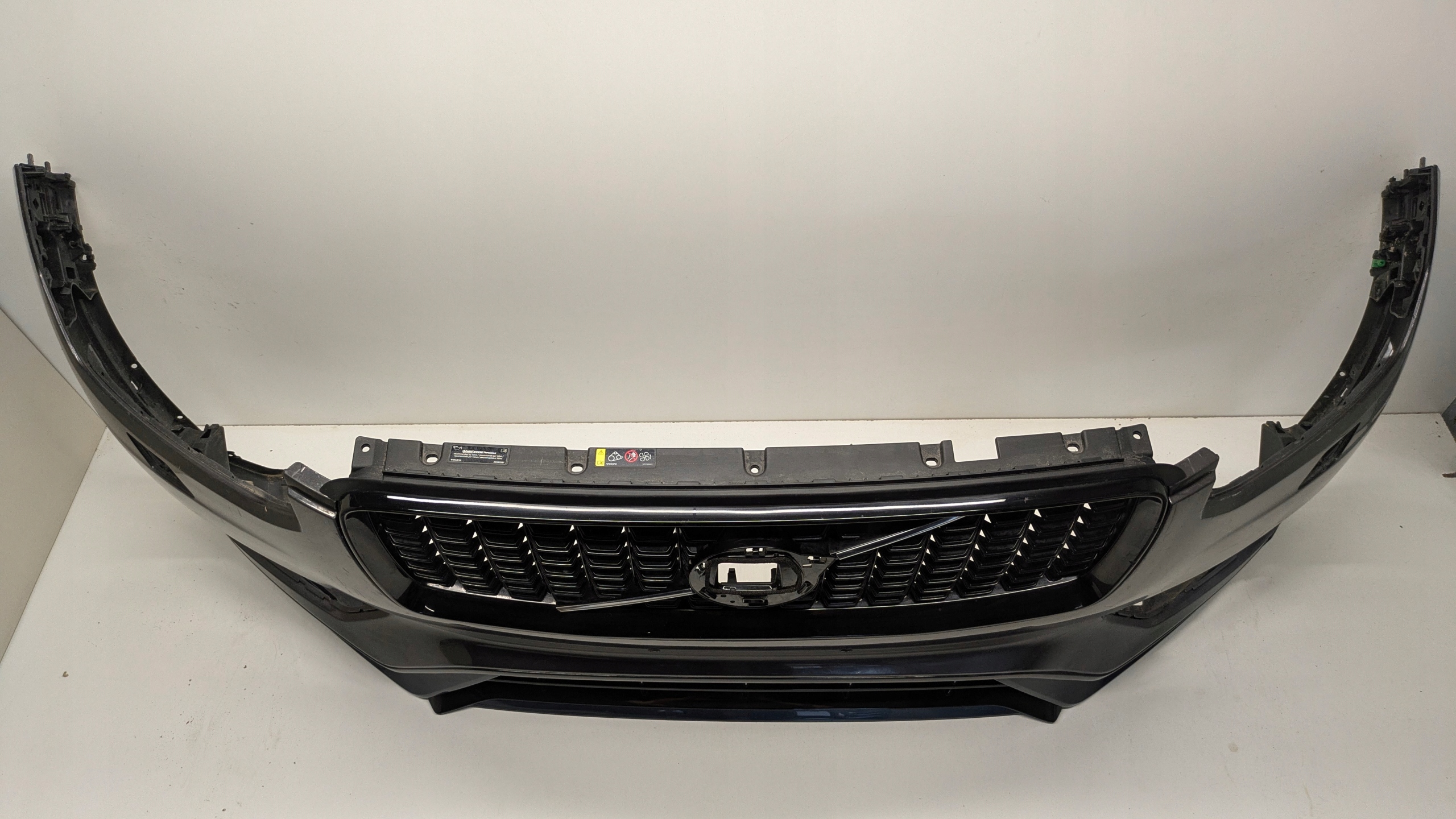 Zderzak przód VOLVO XC90 II LIFT R DESIGN Otwory dla haka holowniczego dla lampy przeciwmgielnej na czujniki parkowania