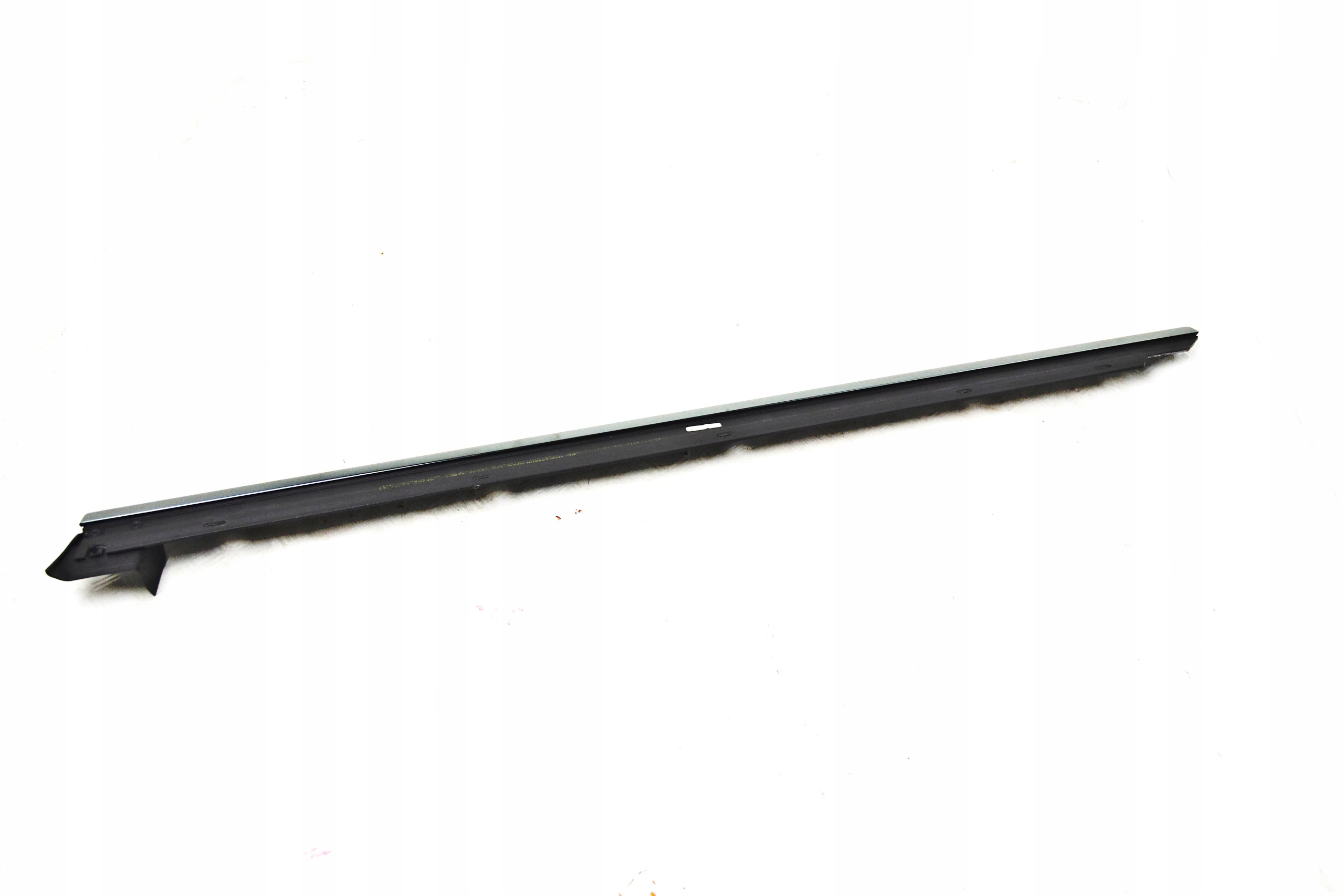 A4 B5 LISTWA ZGARNIAJĄCA TYŁ PRAWA 8D0853763B NOWA Producent części Audi OE