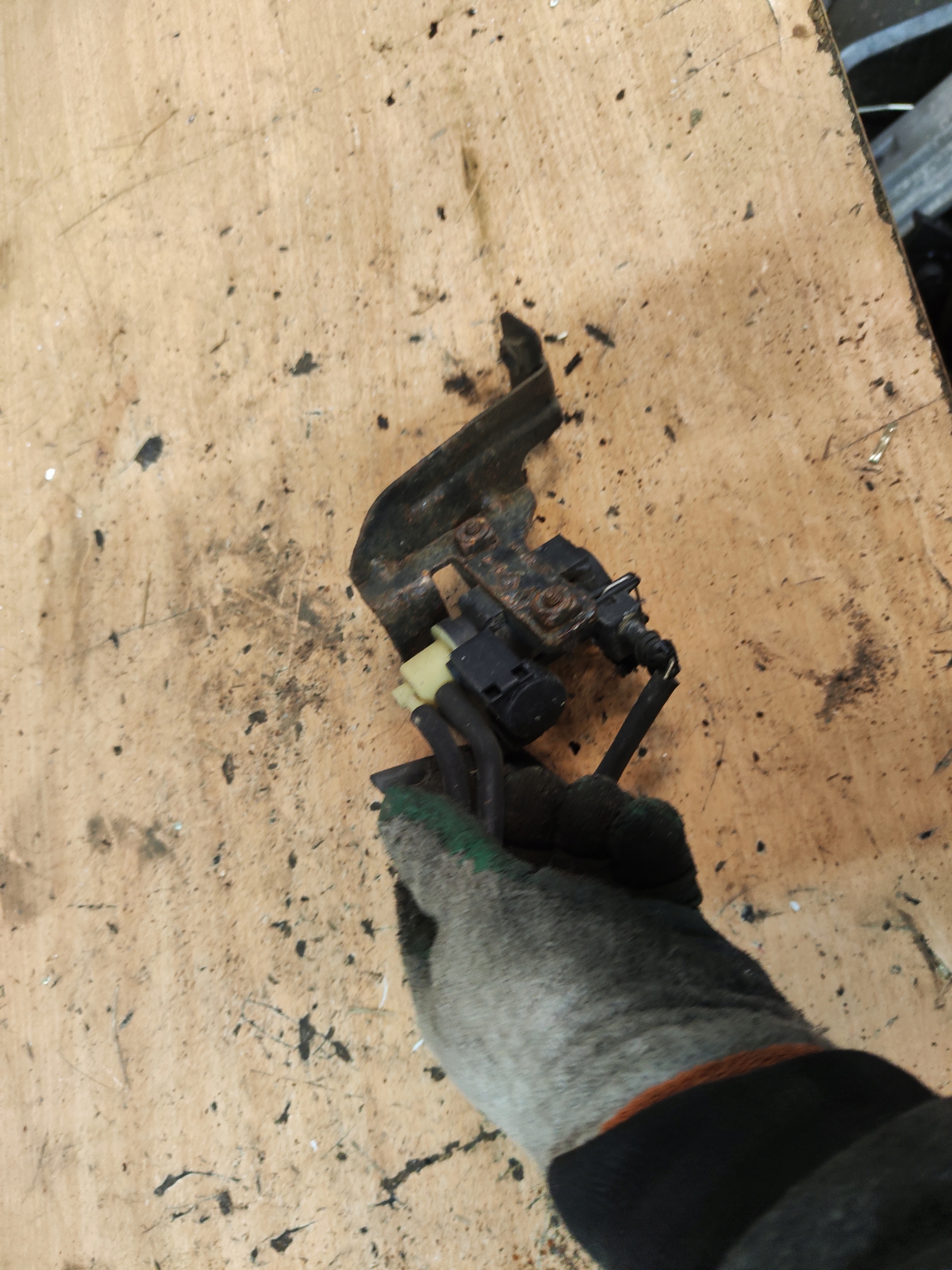 Dacia DOKKER 1.5 клапан давления