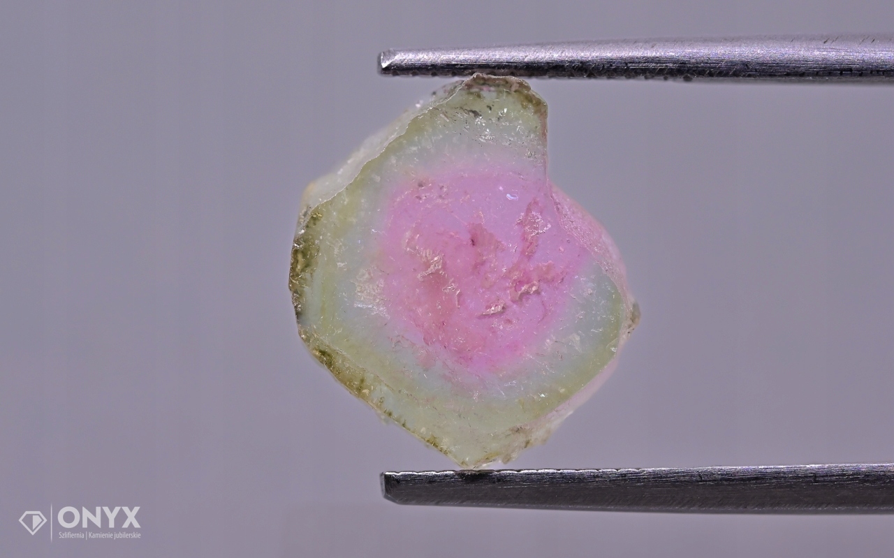 Turmalín nepravidelná deska 12x10,5 mm