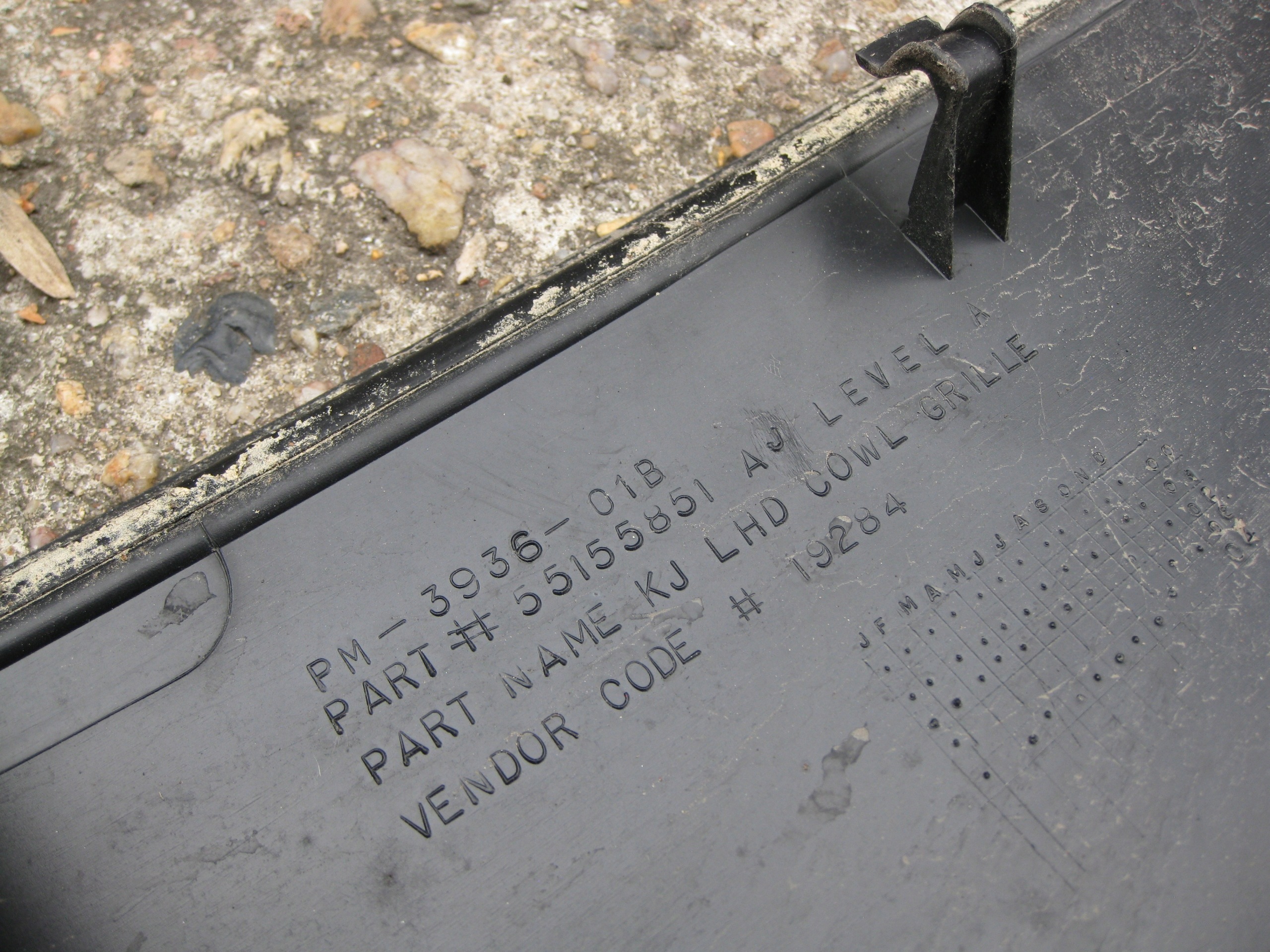 JEEP CHEROKEE LIBERTY KJ torpedo plastic lower front 55155851