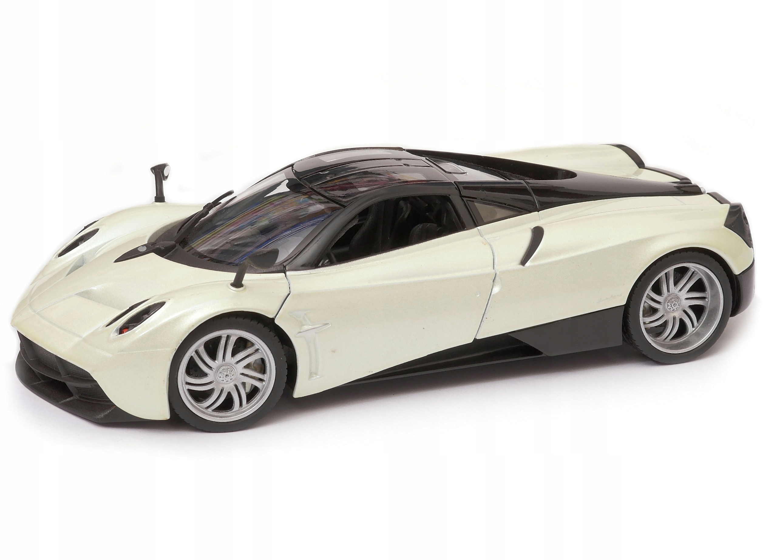 Pagani Huayra model 1:24 Welly perleťová