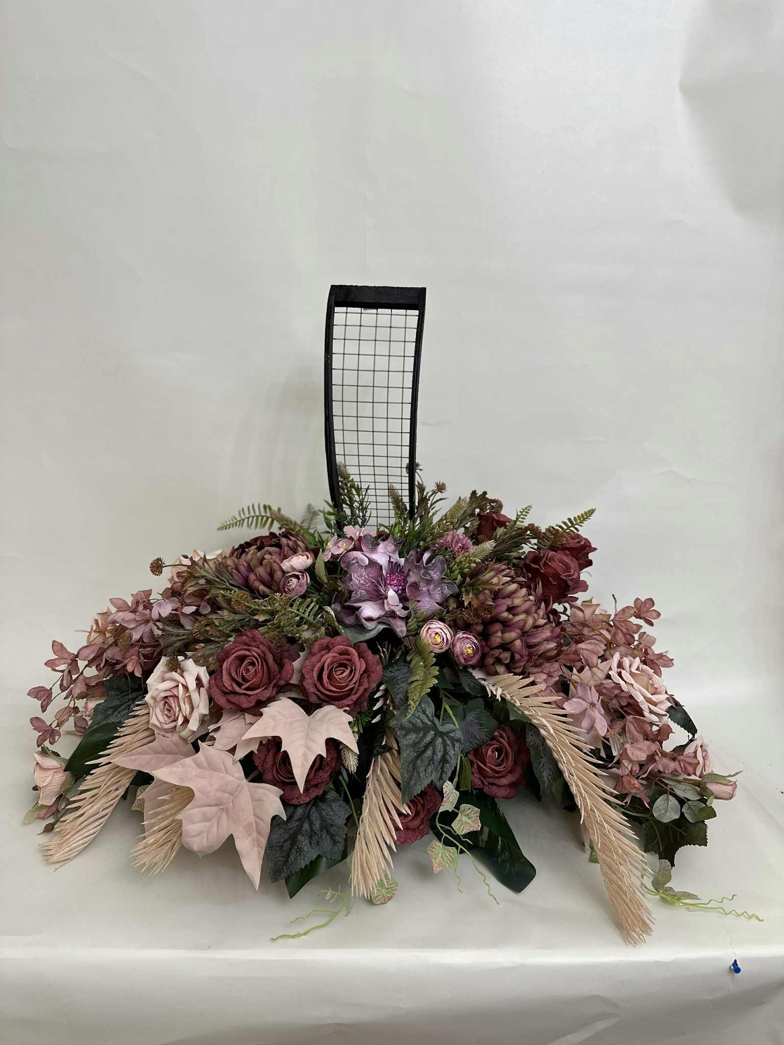 Kytica na hrob s kovovou mriežkou, elegantná náhrobná kompozícia, cintorín