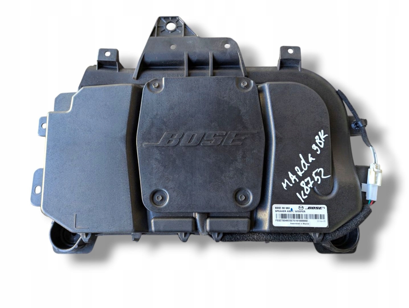 Subwoofer Mazda 3 facelift BK 2006 B33D66960