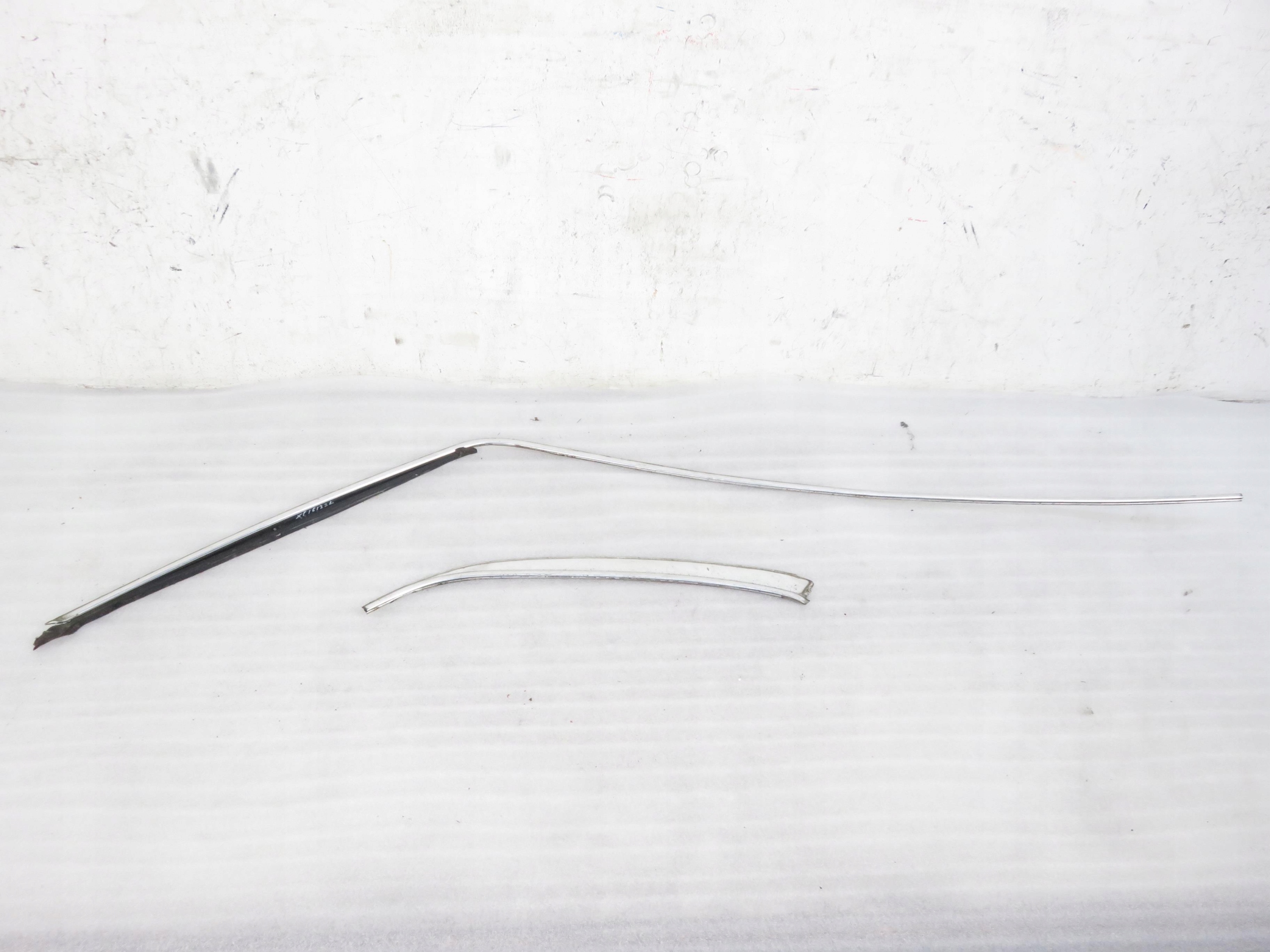 LISTWA DACHOWA LEWA MERCEDES 123 sedan