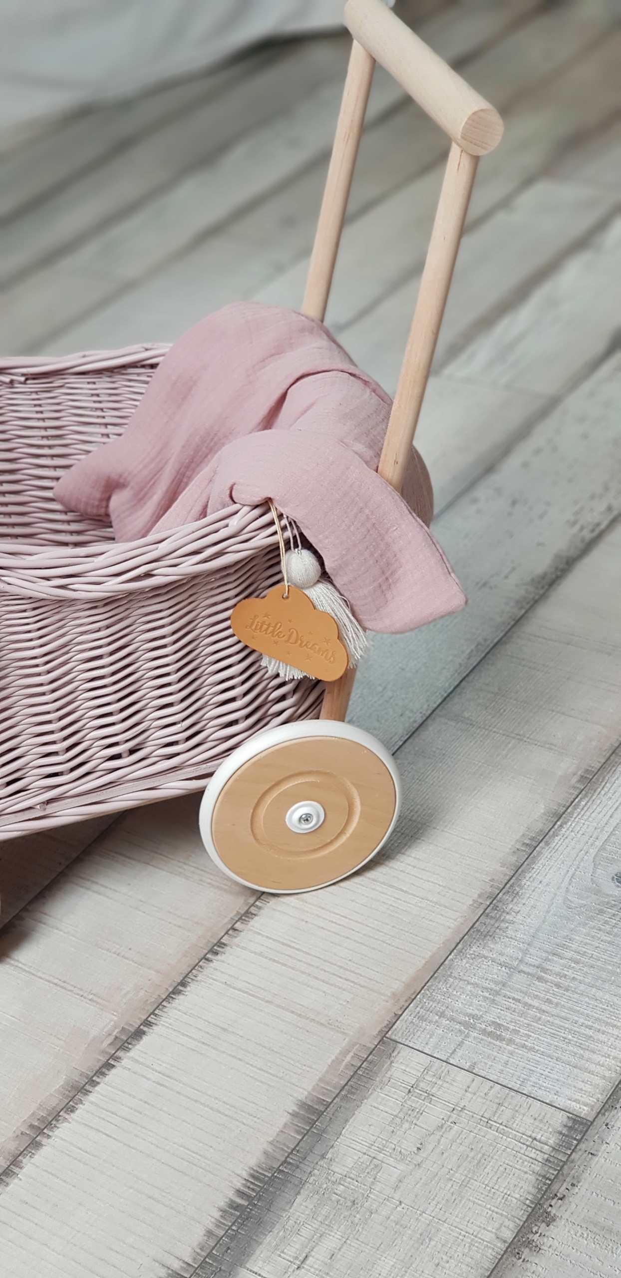 WÓZEK WIKLINOWY DLA LALEK BRUDNY RÓŻ POŚCIEL Materiał Drewno Inny