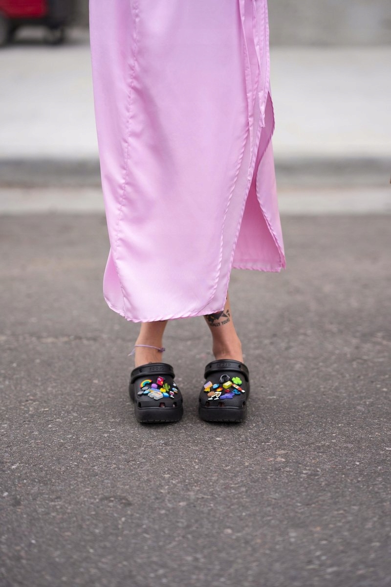 CROCS DAMSKIE CHODAKI PIANKOWE KLAPKI LEKKIE BUTY NA PLATFORMIE r. 34/35 Kolor czarny