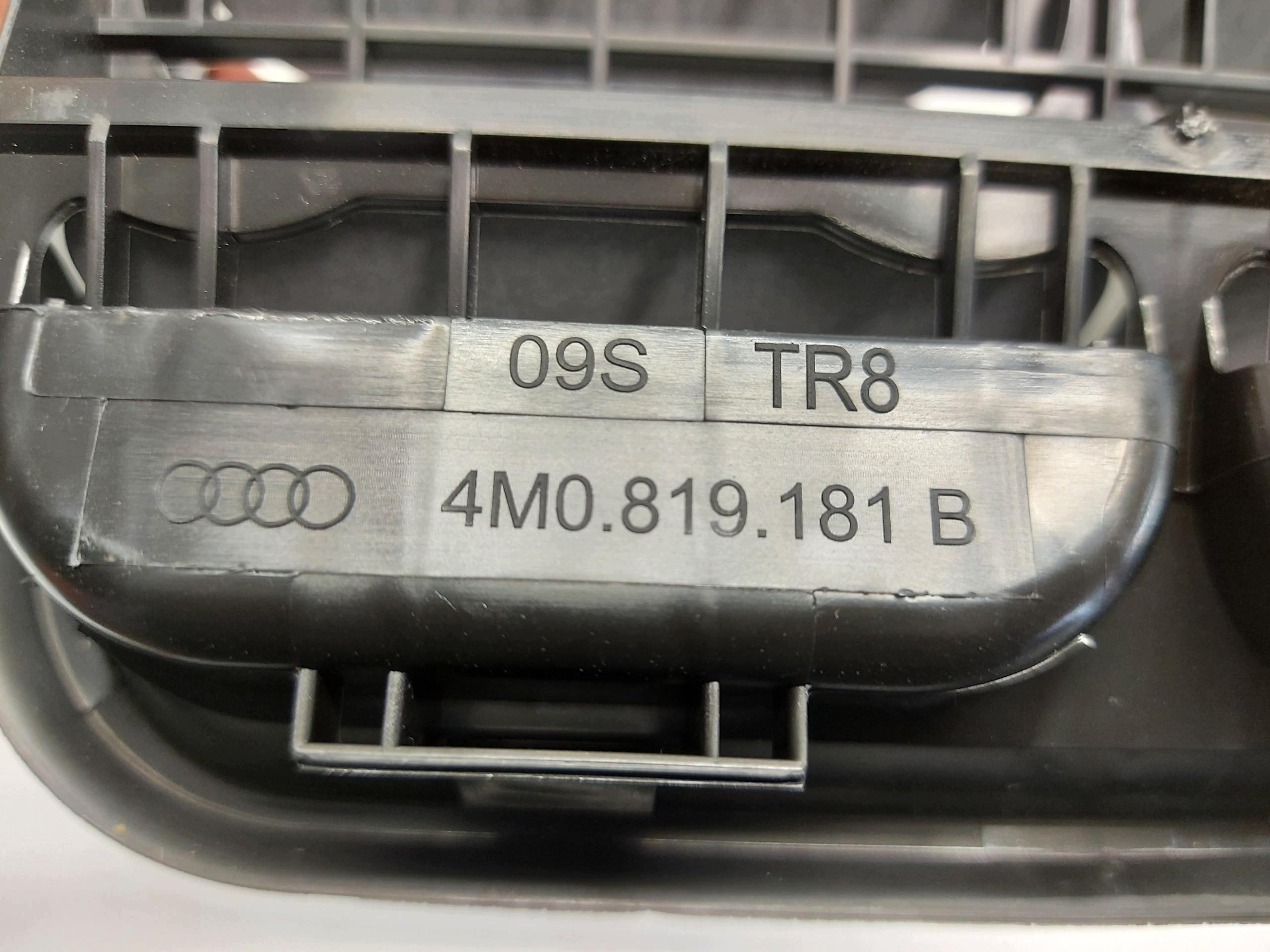 AUDI A5 8B3 B10 AVANT grid wentylacyjna 4M0819181B