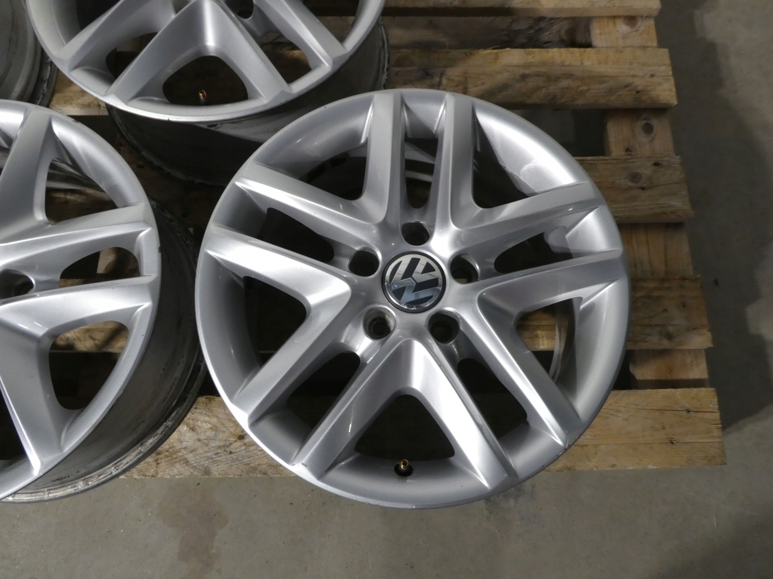 4X CERCHI DI ALLUMINIO CERCHI RUOTE 5N0601025 VW 5X112