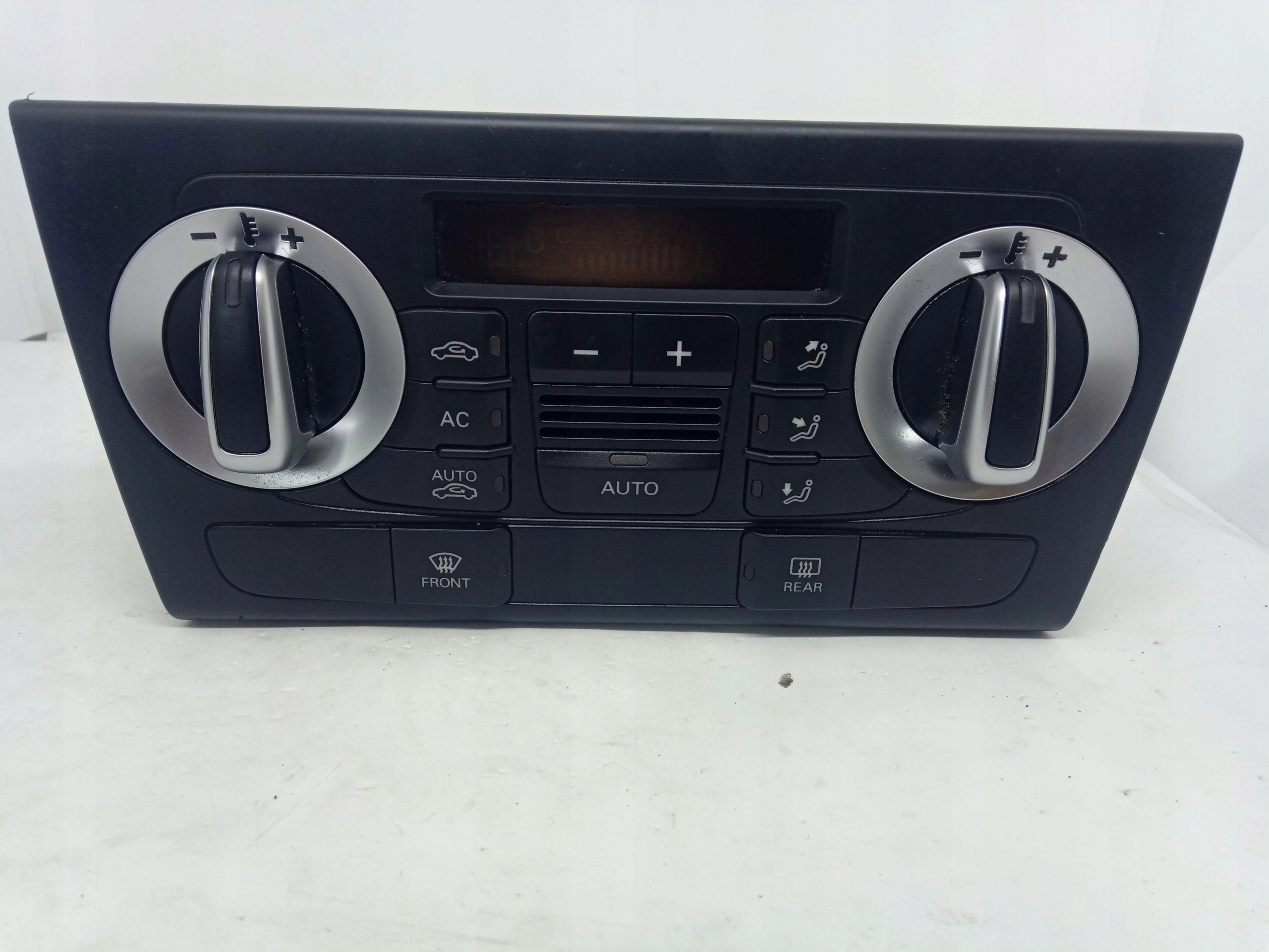 панель потока воздуха кондиционера Audi Q3 8U0820043B