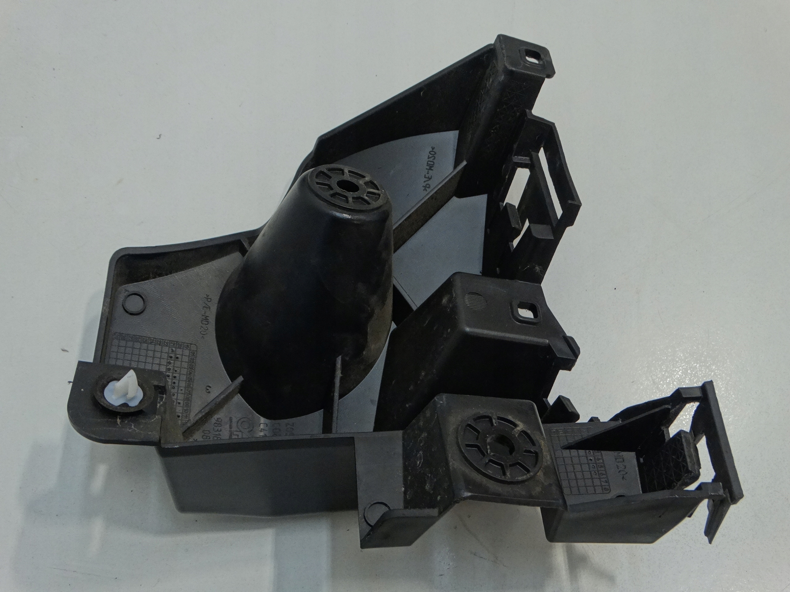 bumper bracket right rear CITROEN C4 III 2020R.- 9831818880
