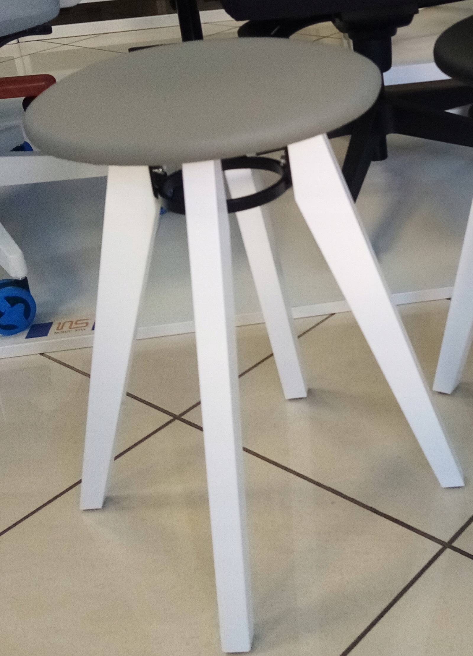 Stołek Taboret FLIP Biały lakier /Szare siedzisko