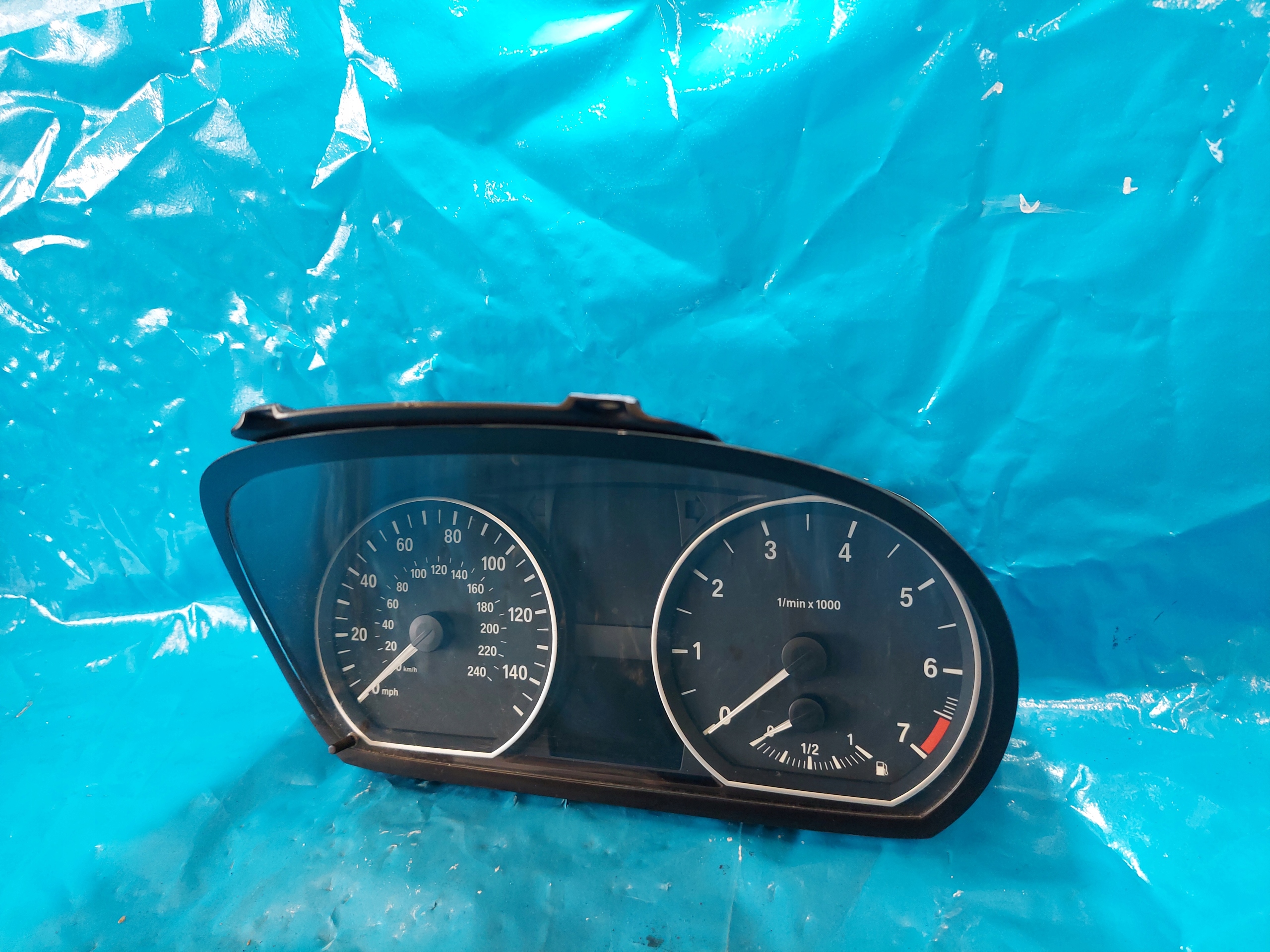 dials clock BMW 116 and 2009 R UK