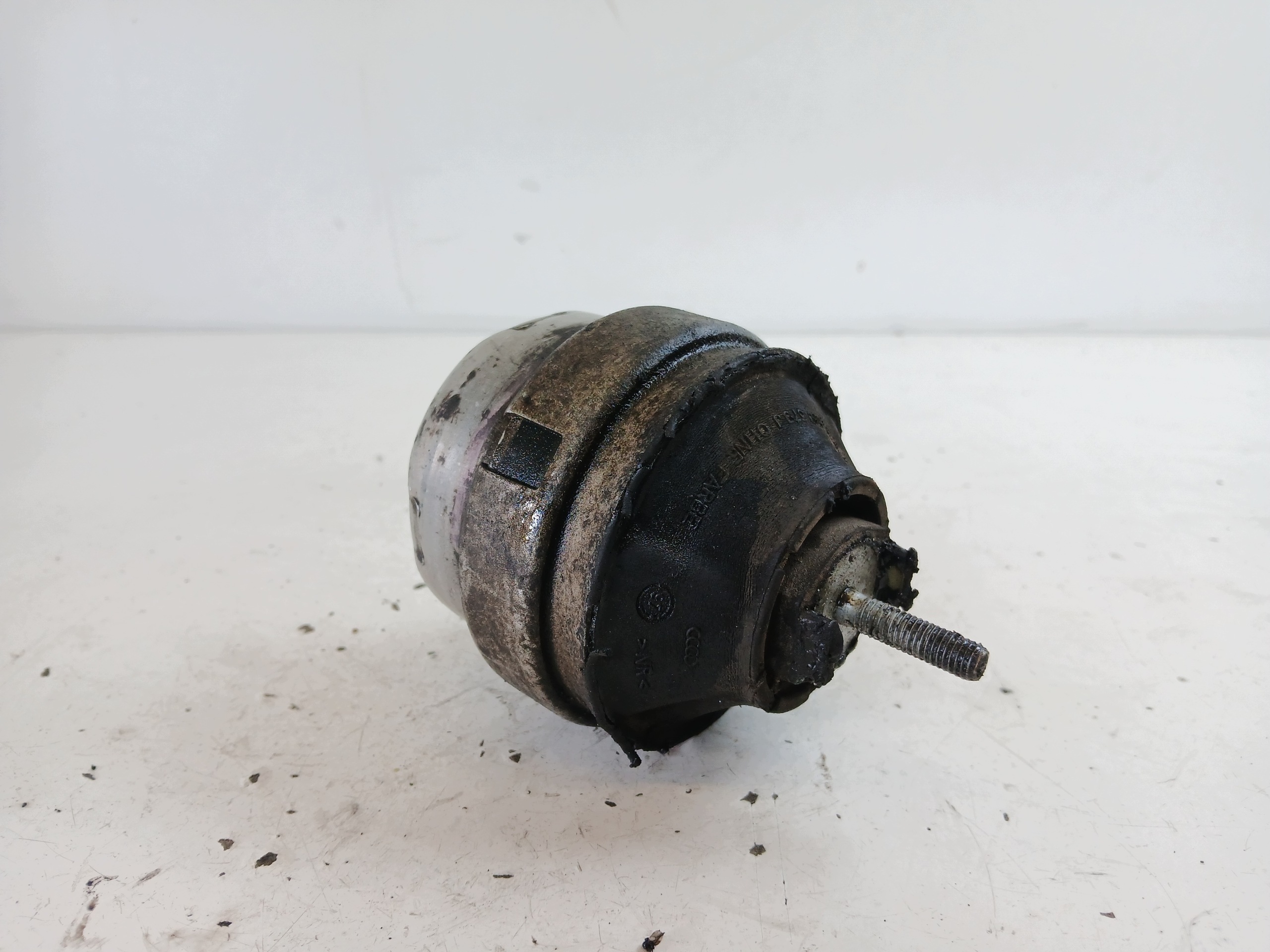 AUDI A6 C5 VW PASSAT B5 engine mount 8D0199379J